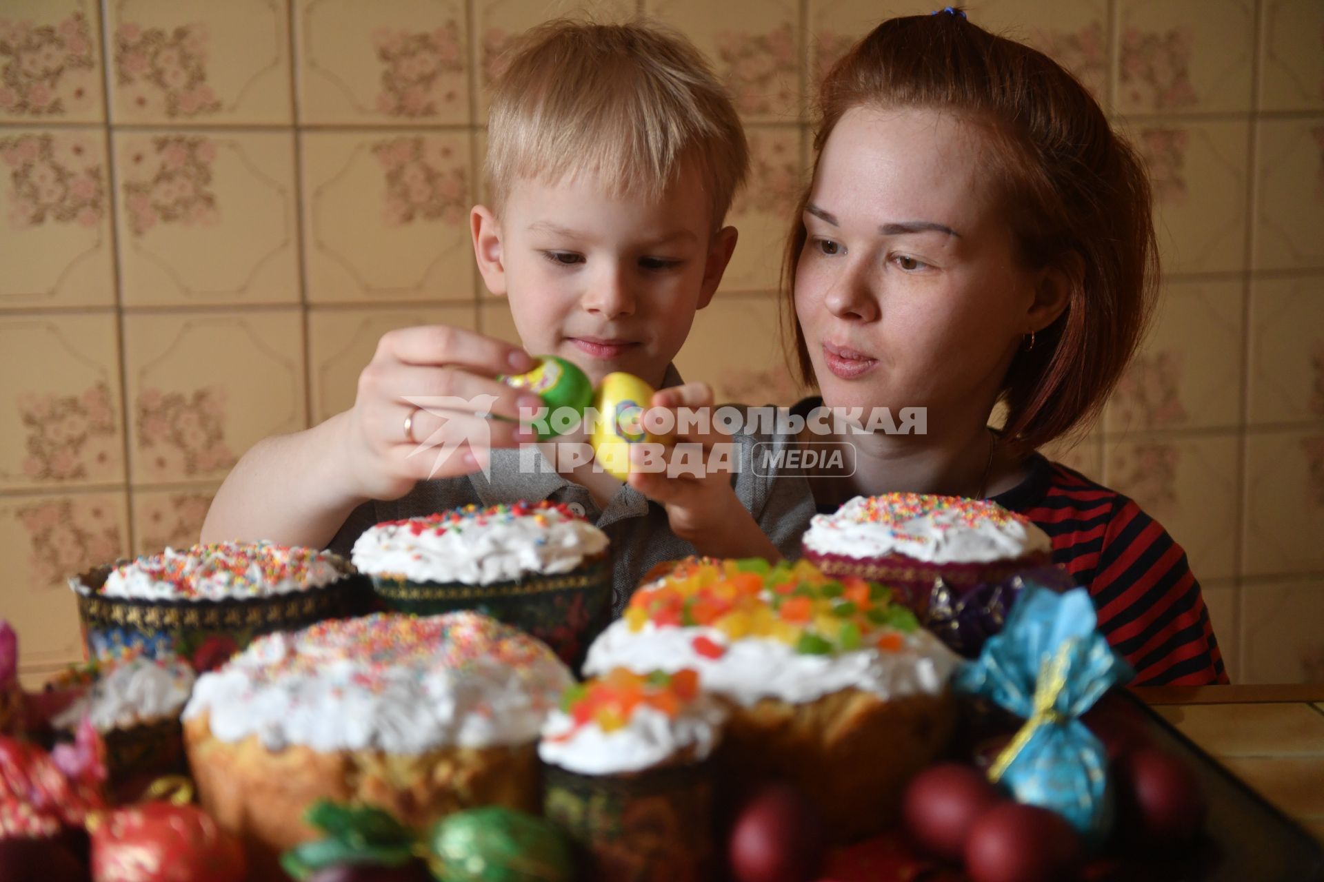 Москва.  Мальчик с мамой рассматривает пасхальные яйца.