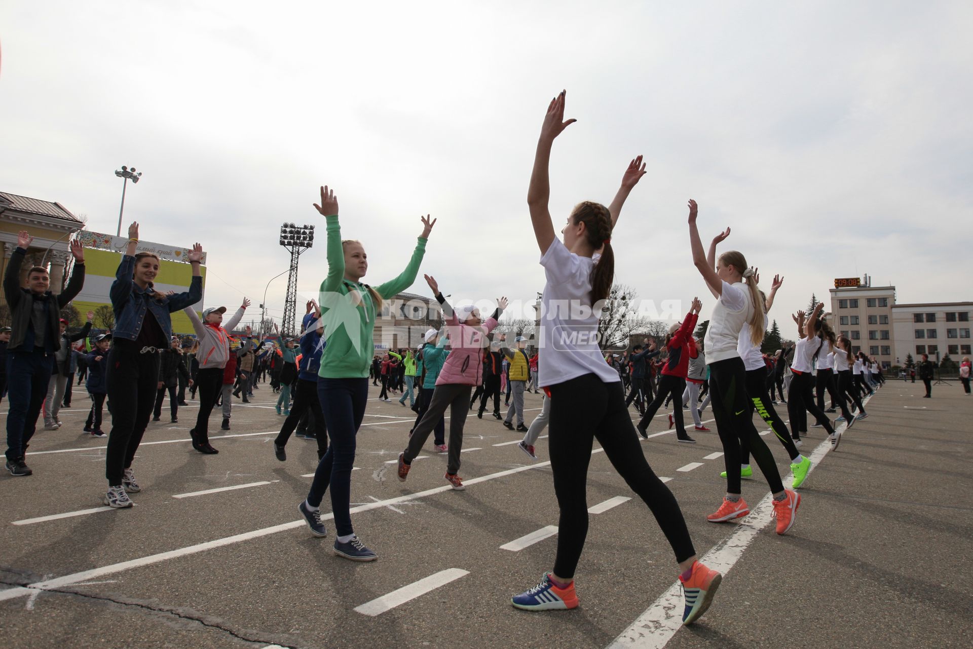 Ставрополь. Во всемирный  День здоровья в городе на центральной площади прошла общегородская зарядка школьников.