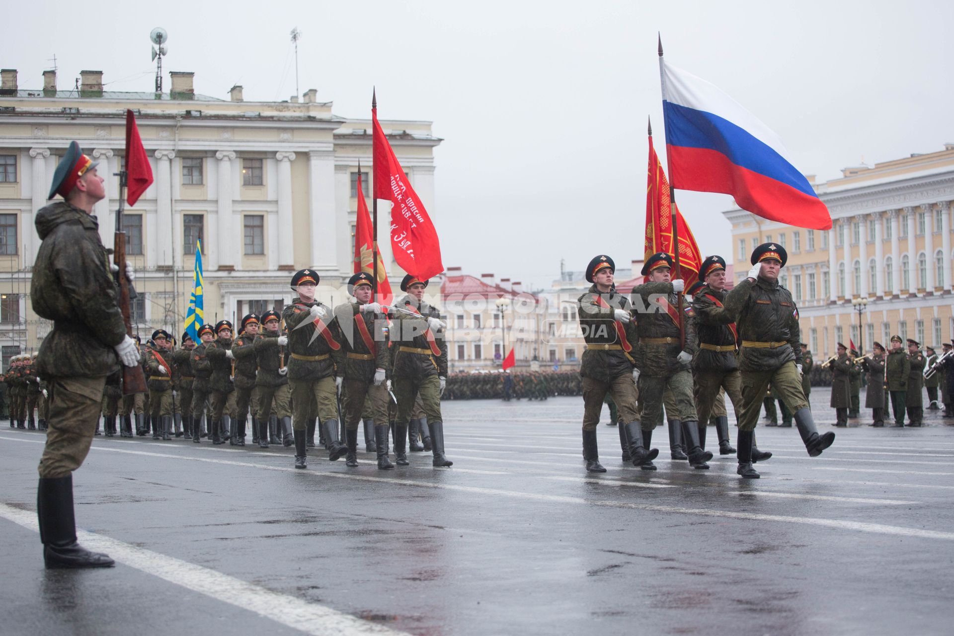 Санкт-Петербург. Репетиция военного парада в честь Дня Победы на Дворцовой площади.