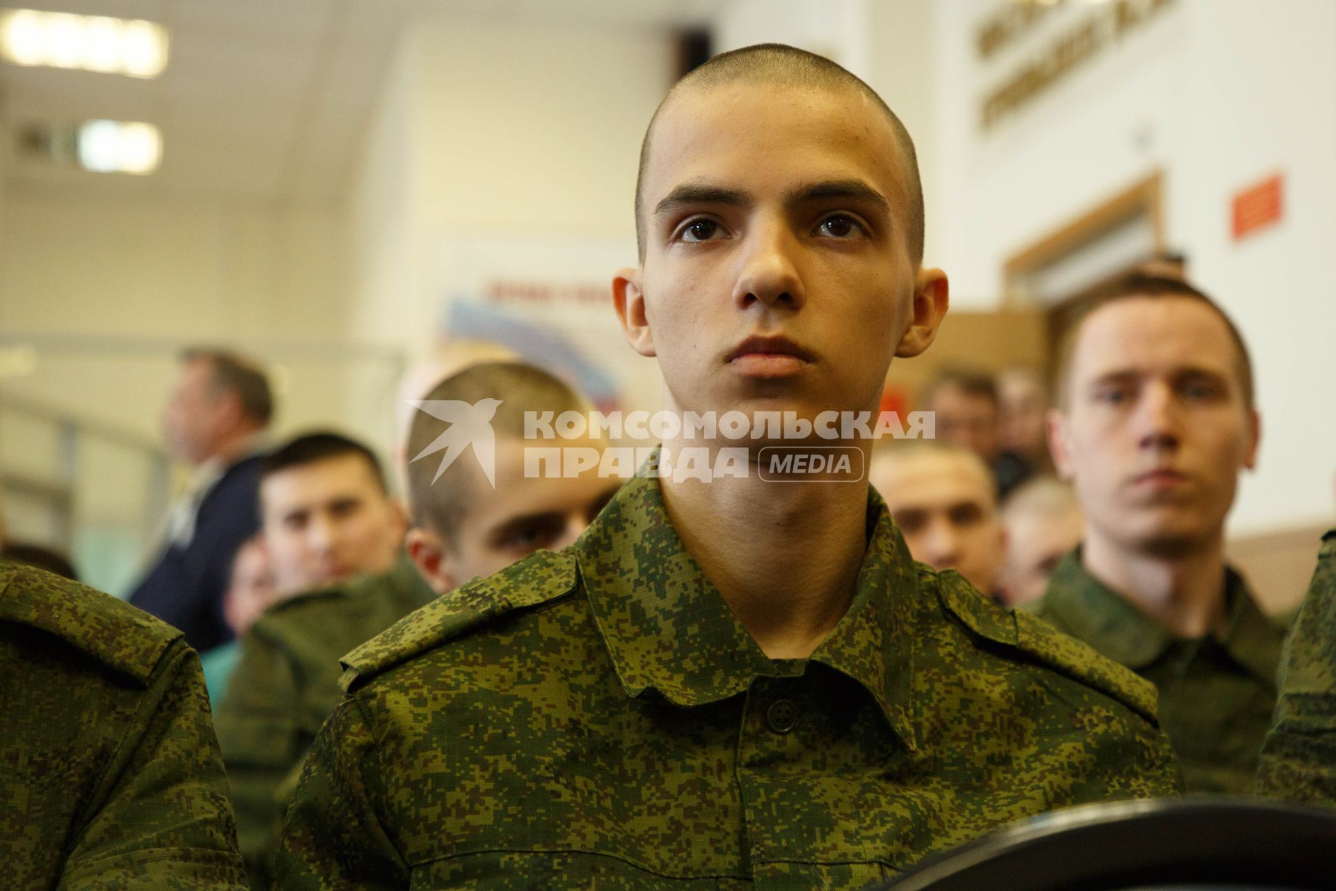 Санкт-Петербург.  Призывники в городском сборном пункте.