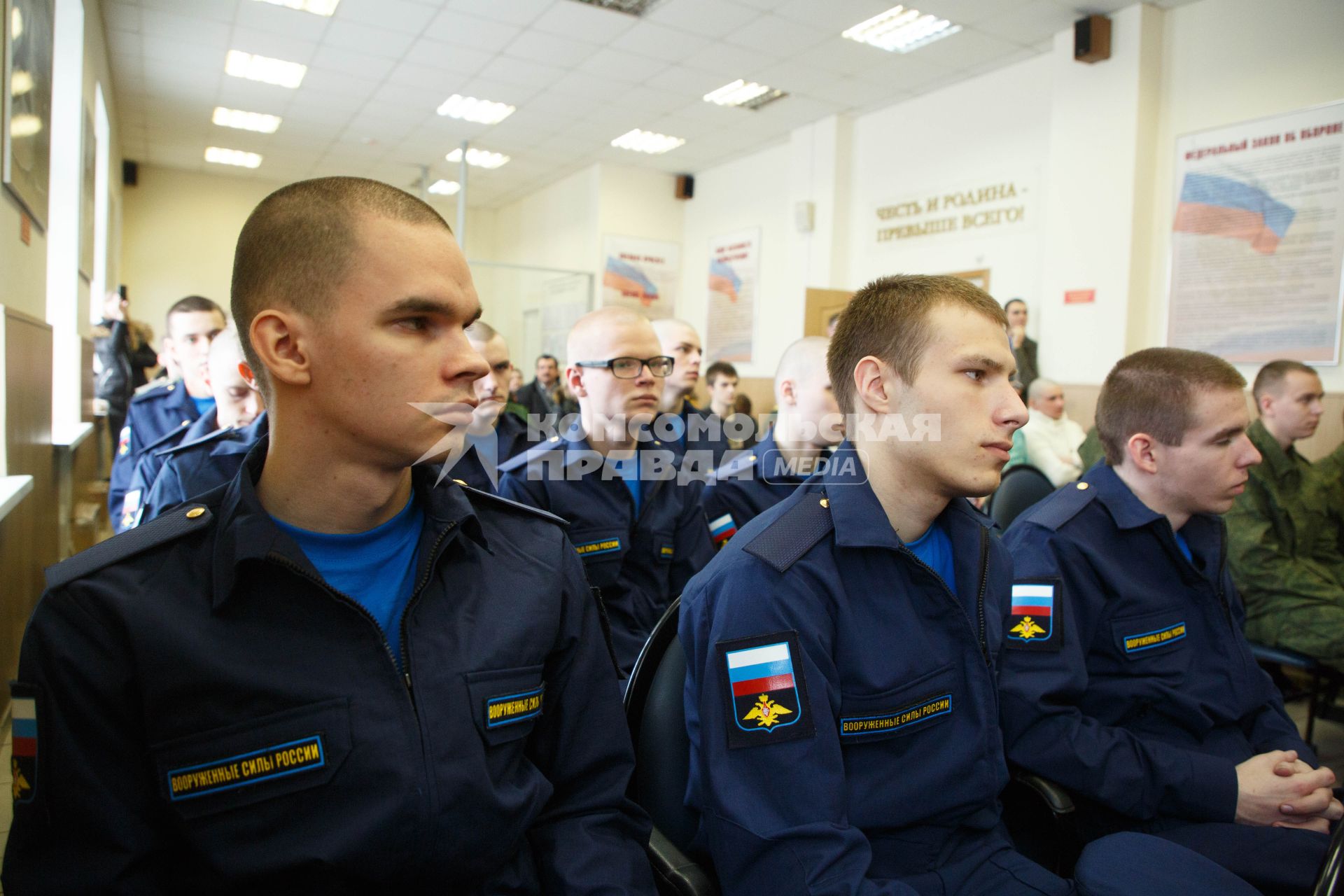 Санкт-Петербург.  Призывники в городском сборном пункте.