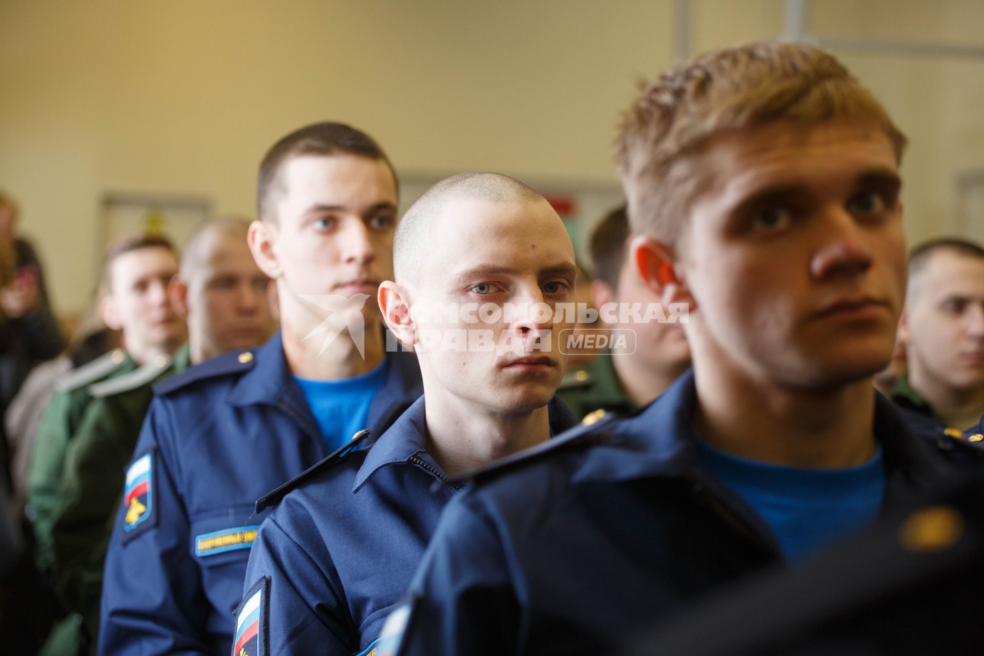 Санкт-Петербург.  Призывники в городском сборном пункте.