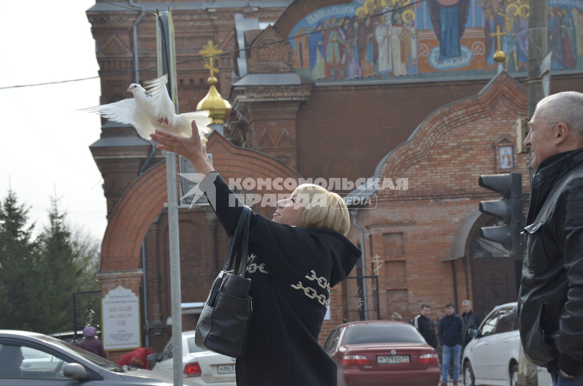 Тула. Женщина выпускает в небо белых голубей в честь праздника Благовещения Пресвятой Богородицы.