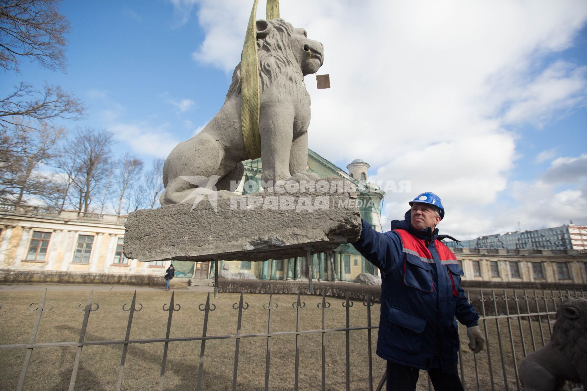 Санкт-Петербург. Демонтаж  скульптур львов в рамках реставрации ограды дачи Кушелевых-Безбородко на Свердловской набережной.