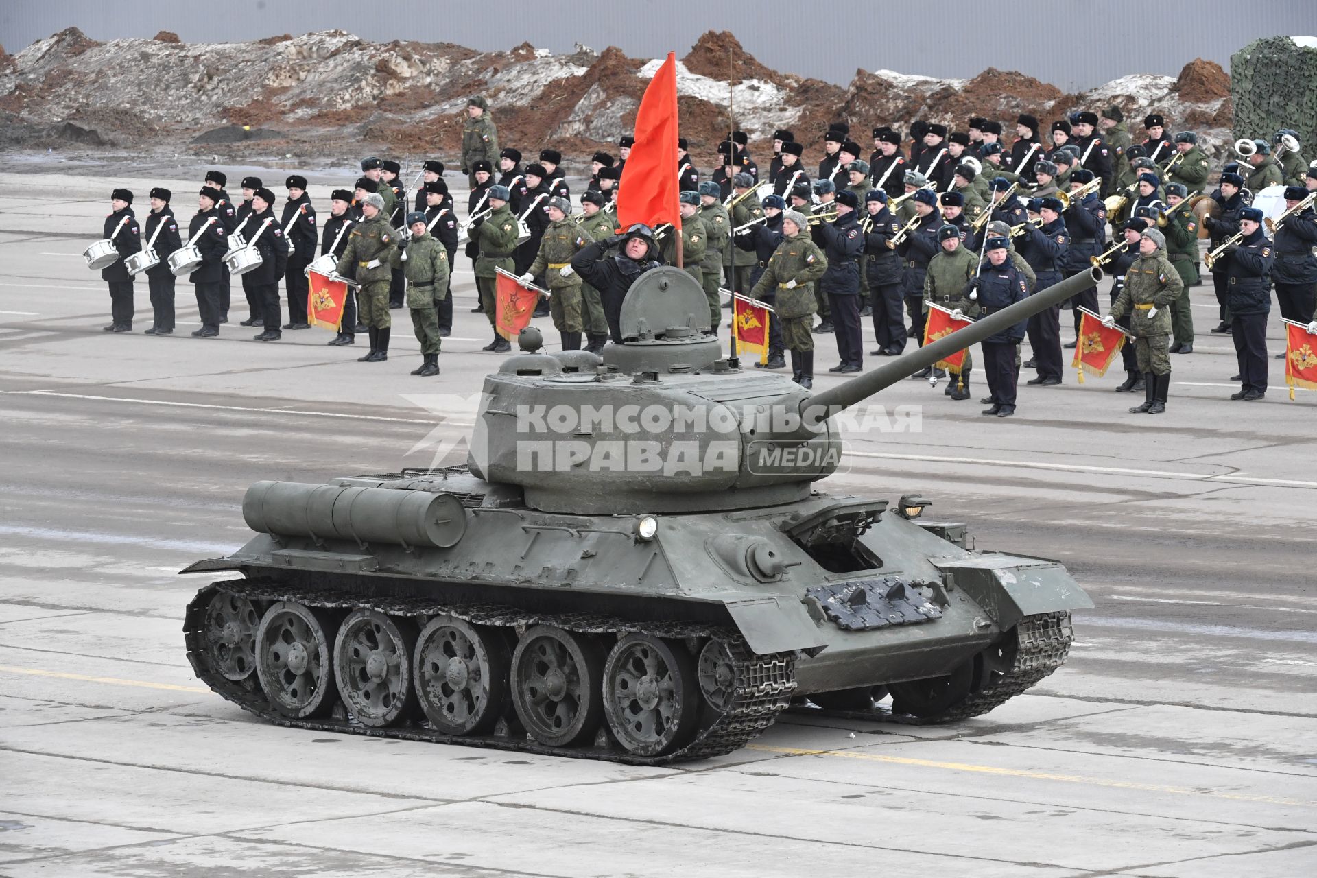 Московская область, Алабино. Танк Т-34-85  во время  репетиции военного парада, посвященного  72-й годовщине Победы в Великой Отечественной войне.