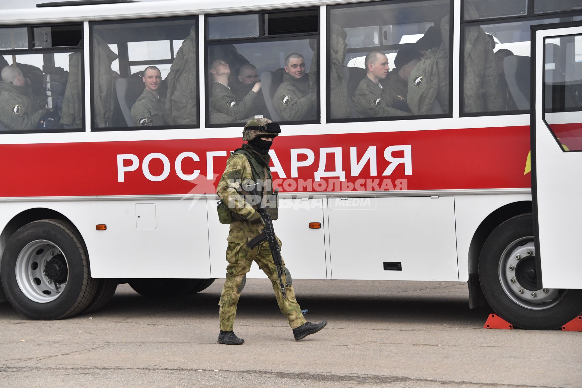 Московская область, Алабино. Автобус с военнослужащими Росгвардии перед  репетицией  военного парада, посвященного  72-й годовщине Победы в Великой Отечественной войне.