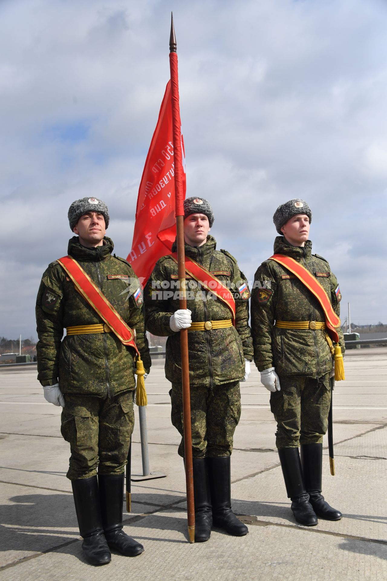 Московская область, Алабино.  Знаменосцы  Преображенского полка  на репетиции военного парада, посвященного  72-й годовщине Победы в Великой Отечественной войне.