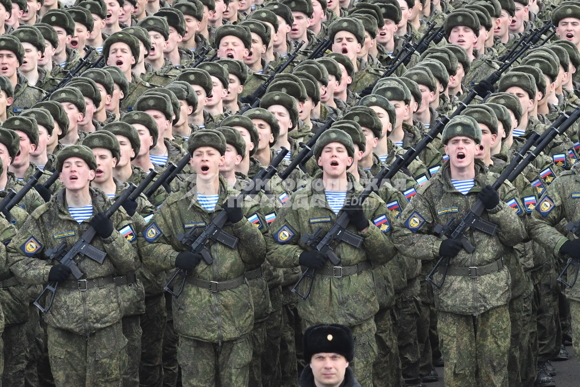 Московская область, Алабино. Участники пеших колонн парадного расчета войск на репетиции военного парада, посвященного  72-й годовщине Победы в Великой Отечественной войне.