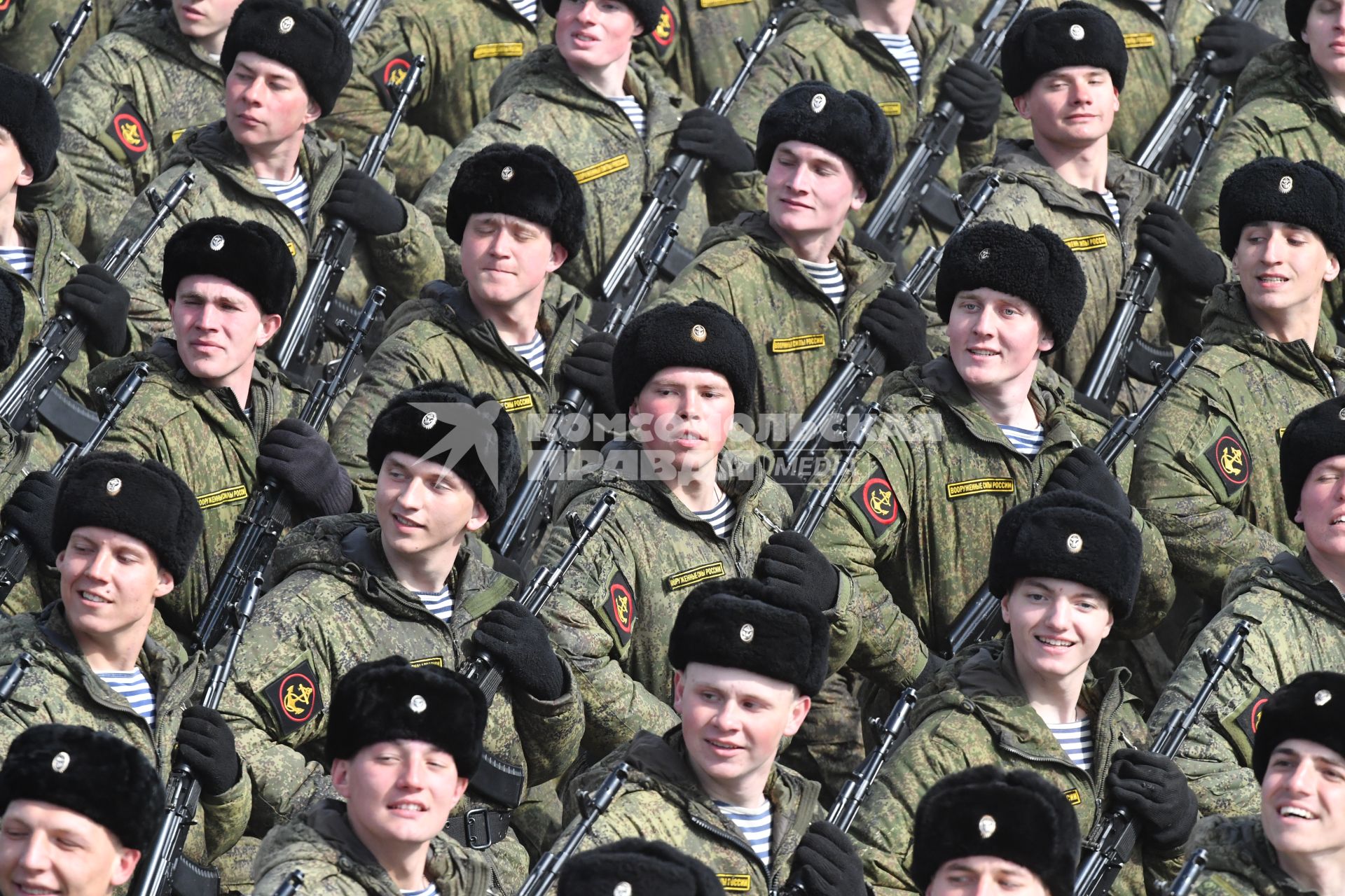 Московская область, Алабино. Участники пеших колонн парадного расчета войск на репетиции военного парада, посвященного  72-й годовщине Победы в Великой Отечественной войне.