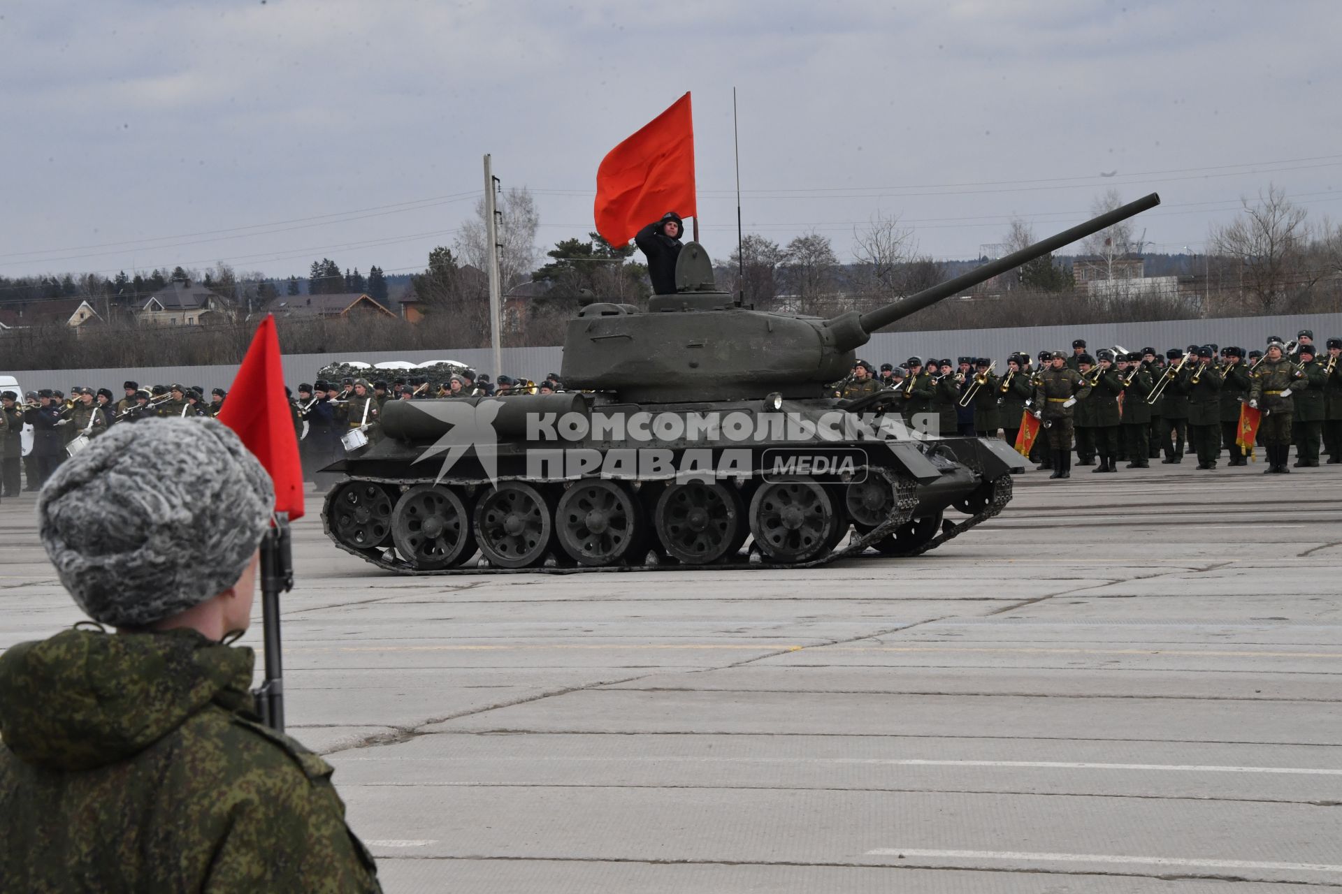 Московская область, Алабино. Танк Т-34-85  во время  репетиции военного парада, посвященного  72-й годовщине Победы в Великой Отечественной войне.