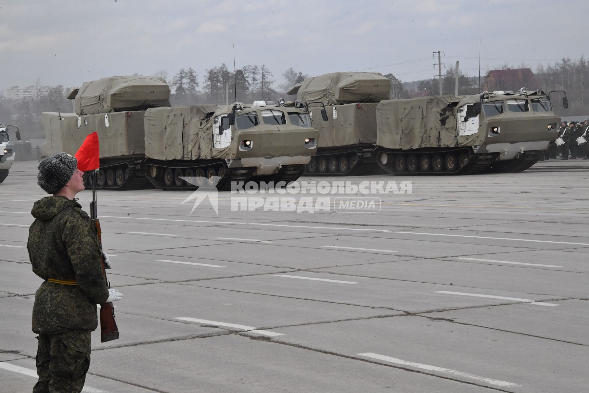 Московская область, Алабино.  Зенитно-ракетный  комплекс `Тор-М2` на базе вездехода ДТ-30 во время  репетиции военного парада, посвященного  72-й годовщине Победы в Великой Отечественной войне.