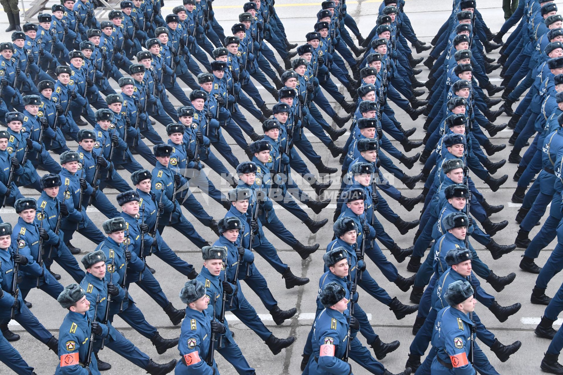 Московская область, Алабино. Участники пеших колонн парадного расчета войск на репетиции военного парада, посвященного  72-й годовщине Победы в Великой Отечественной войне.