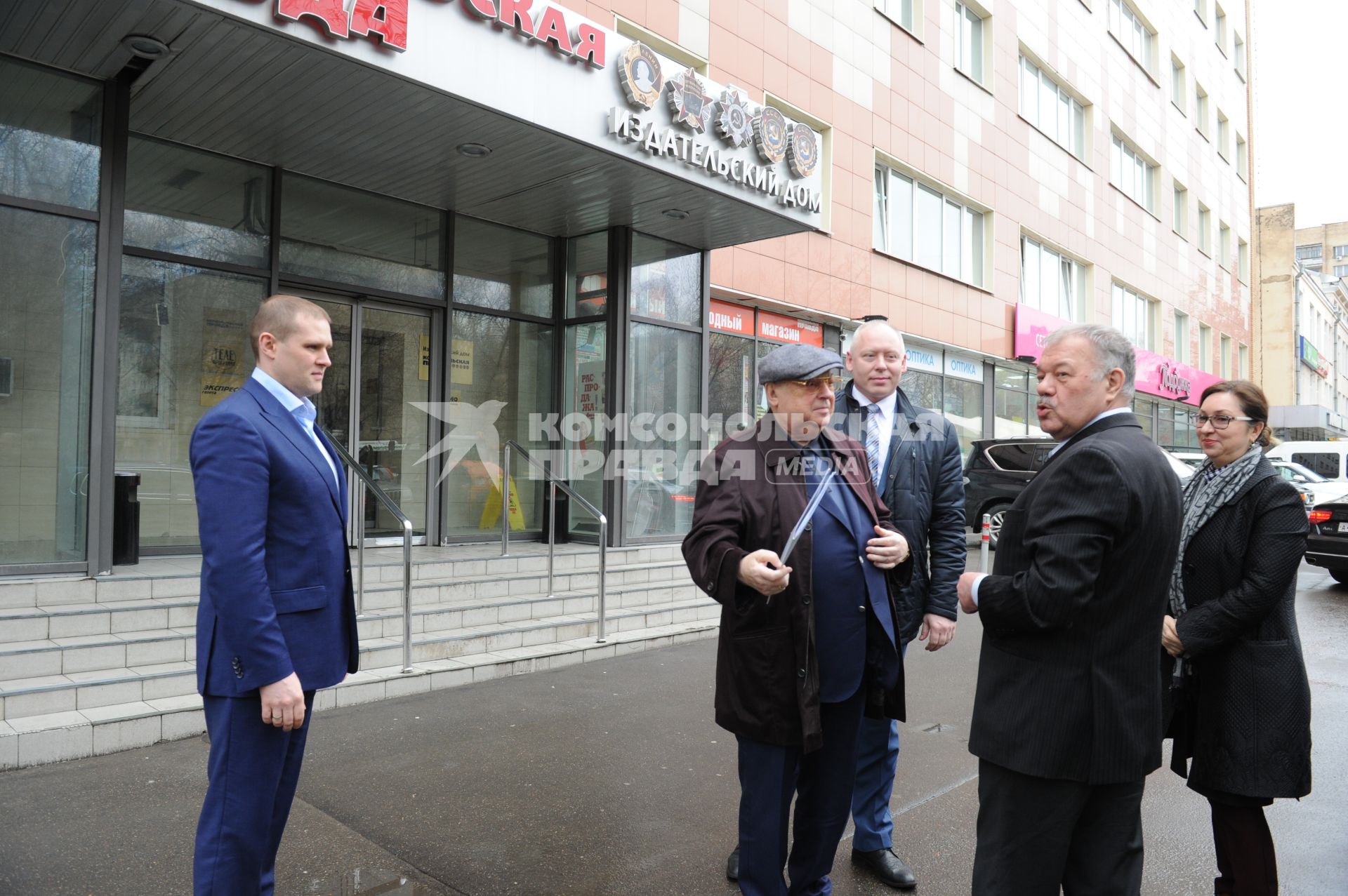 Москва. Депутат Государственной Думы РФ Владимир Ресин (в центре) приехал в редакцию `Комсомольской правды`.