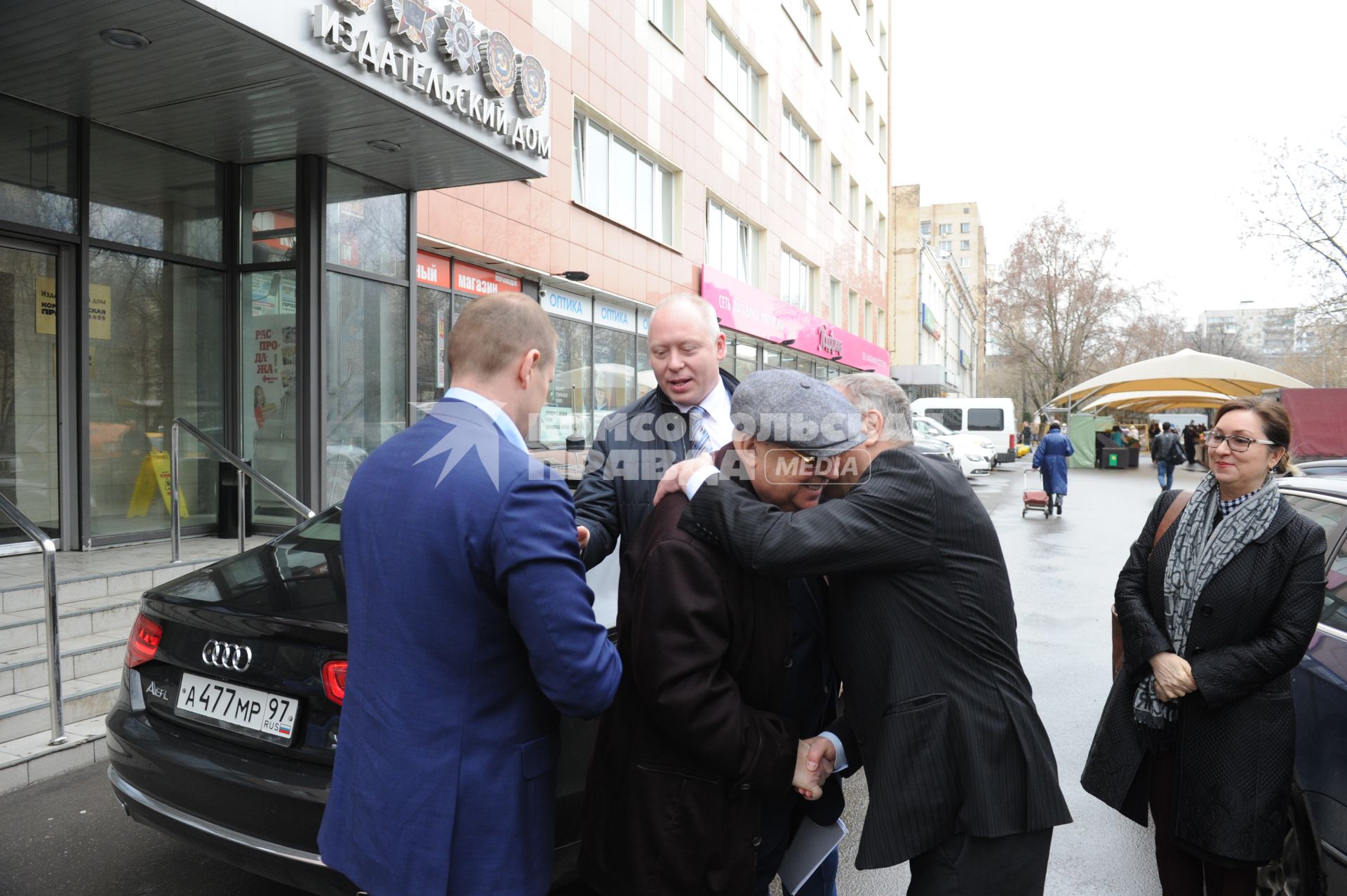 Москва. Депутат Государственной Думы РФ Владимир Ресин (в центре) приехал в редакцию `Комсомольской правды`.