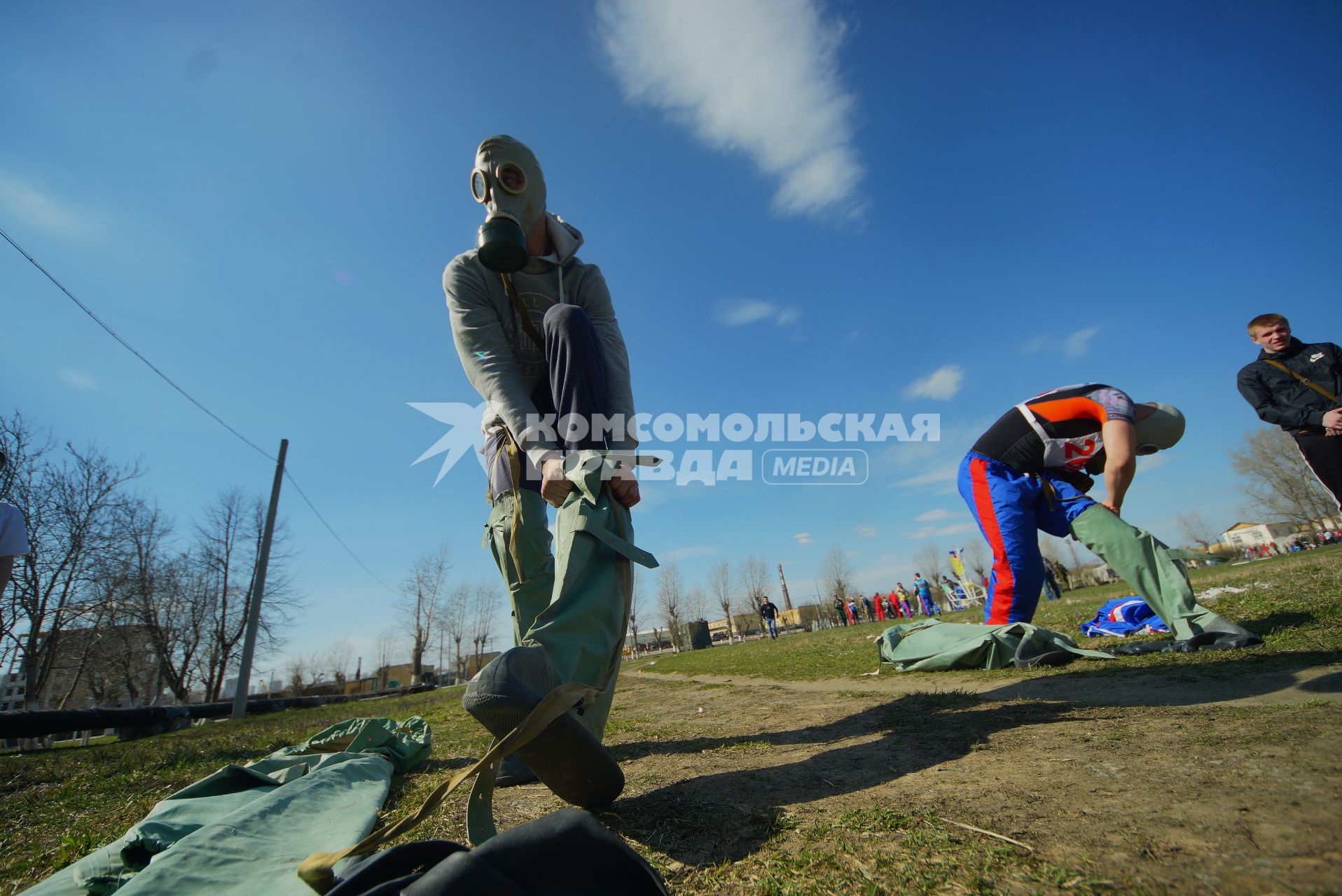 Екатеринбург. Участники финала областного этапа Международных армейских игр АрМИ-2017 одавают ОЗК (общевойсковой защитный костюм) на время