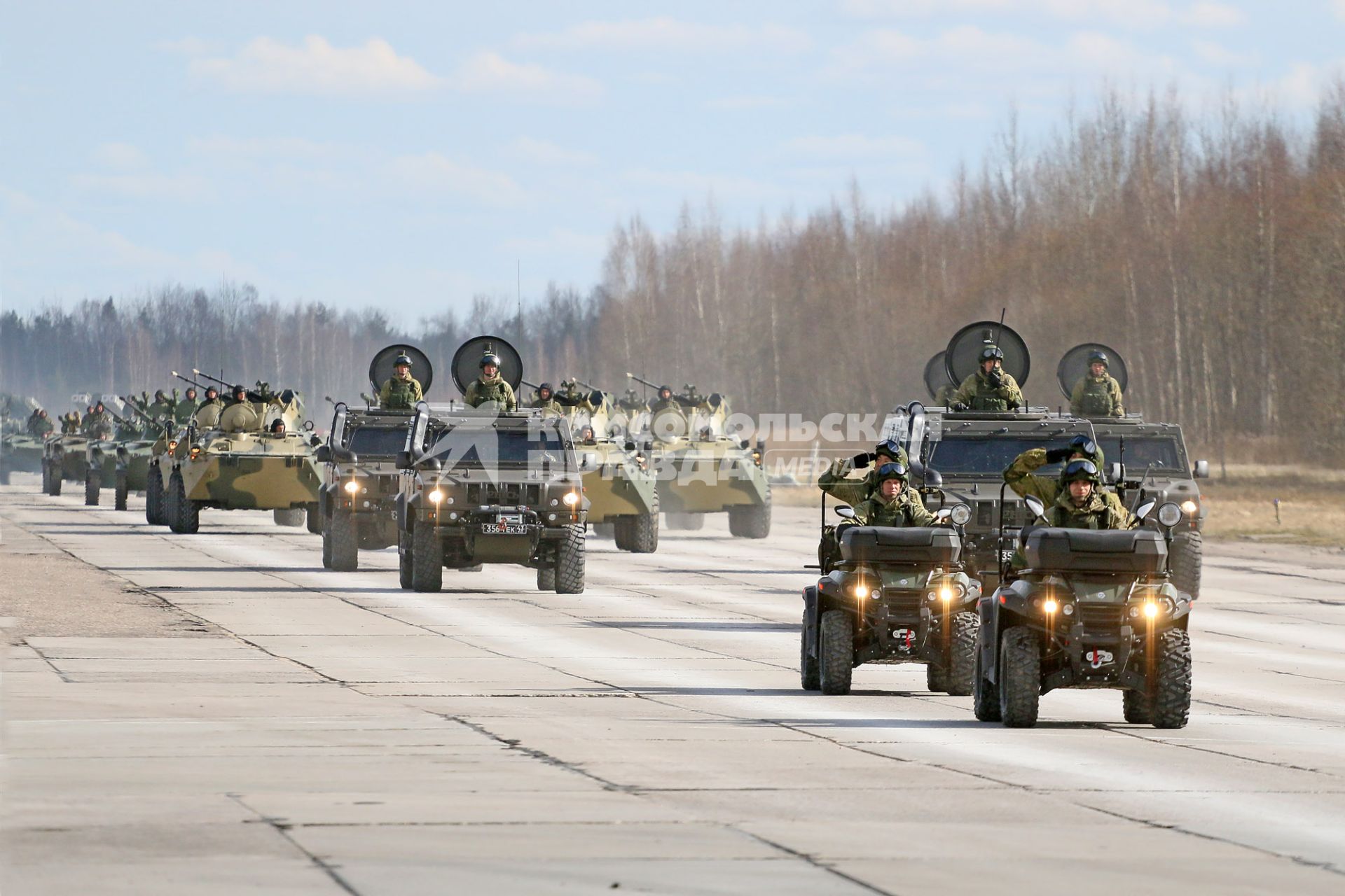 Псков. Бронеавтомобили `Рысь` и БТР-82А на репетиции парада, посвященного 72-й годовщине Победы в Великой Отечественной войне.