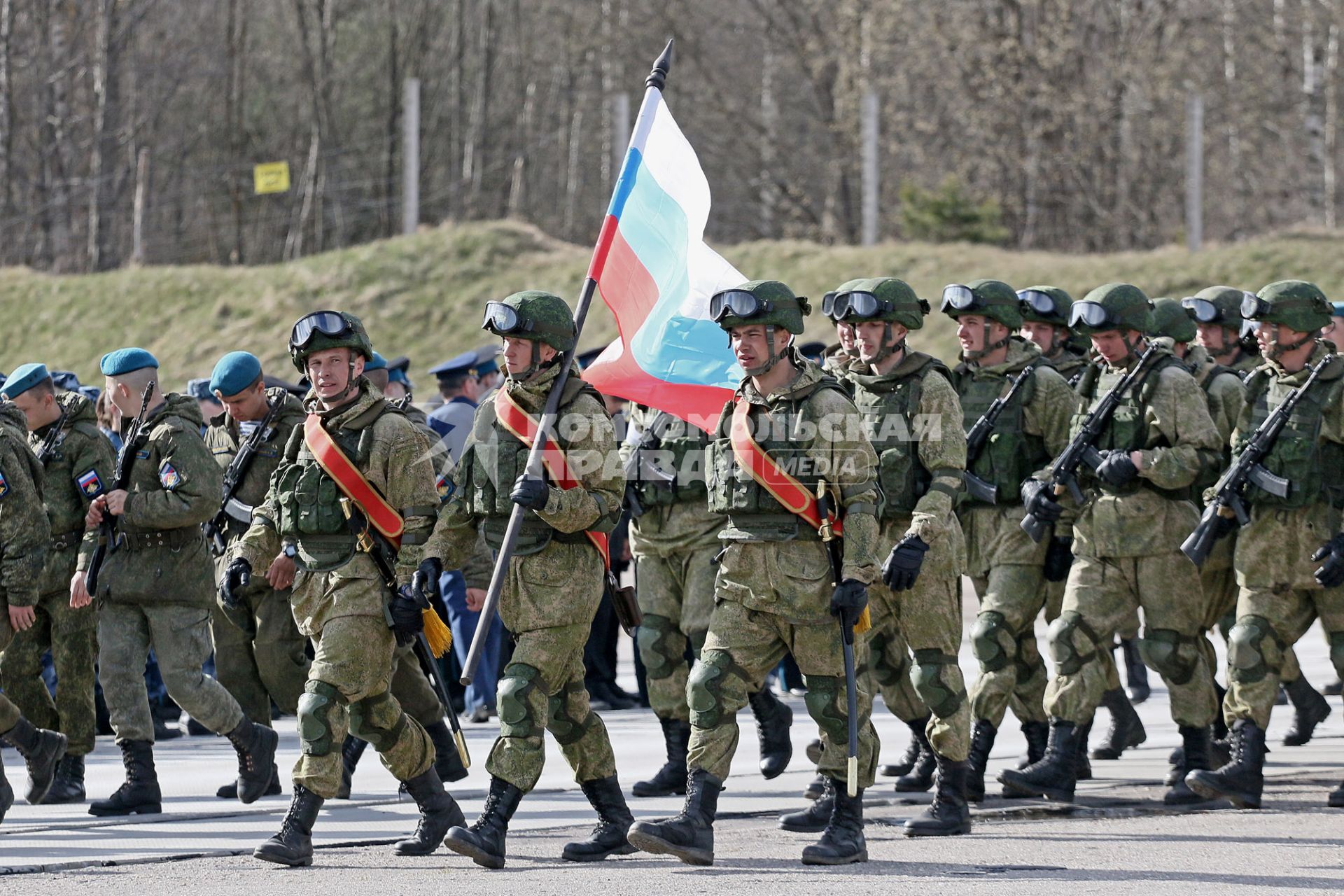 Псков. Военнослужащие во время репетиции парада, посвященного 72-й годовщине Победы в Великой Отечественной войне.