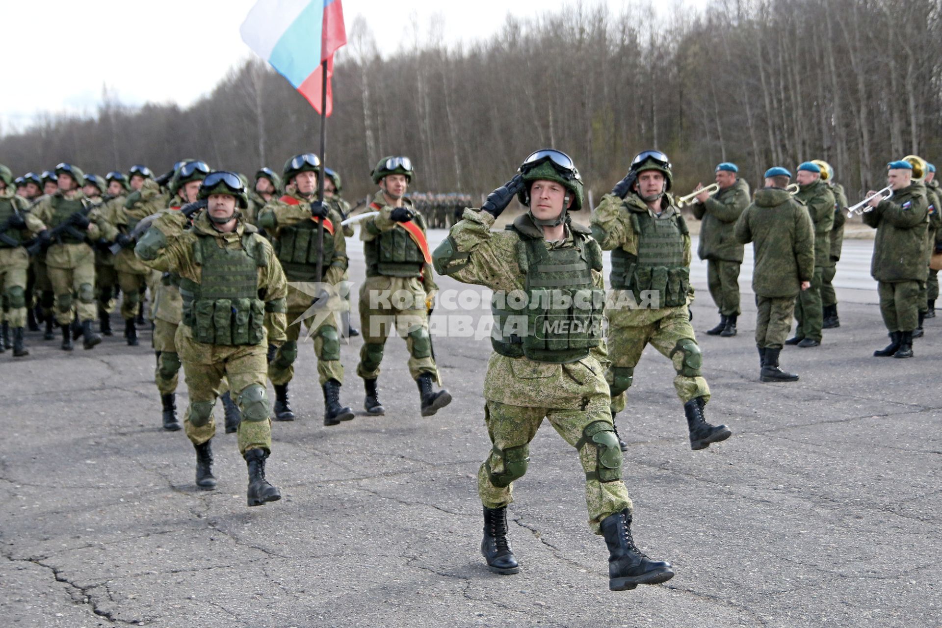 Псков. Военнослужащие во время репетиции парада, посвященного 72-й годовщине Победы в Великой Отечественной войне.