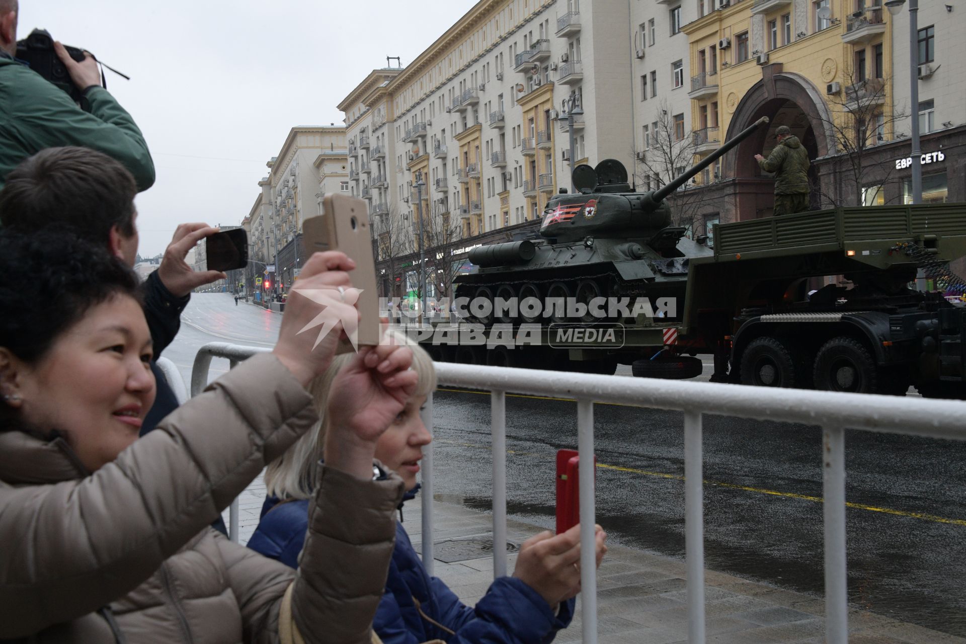 Москва.  Танк Т-34-85  во время проезда военной техники по Тверской улице перед репетицией парада на Красной площади, посвященного 72-й годовщине Победы в Великой Отечественной войне.