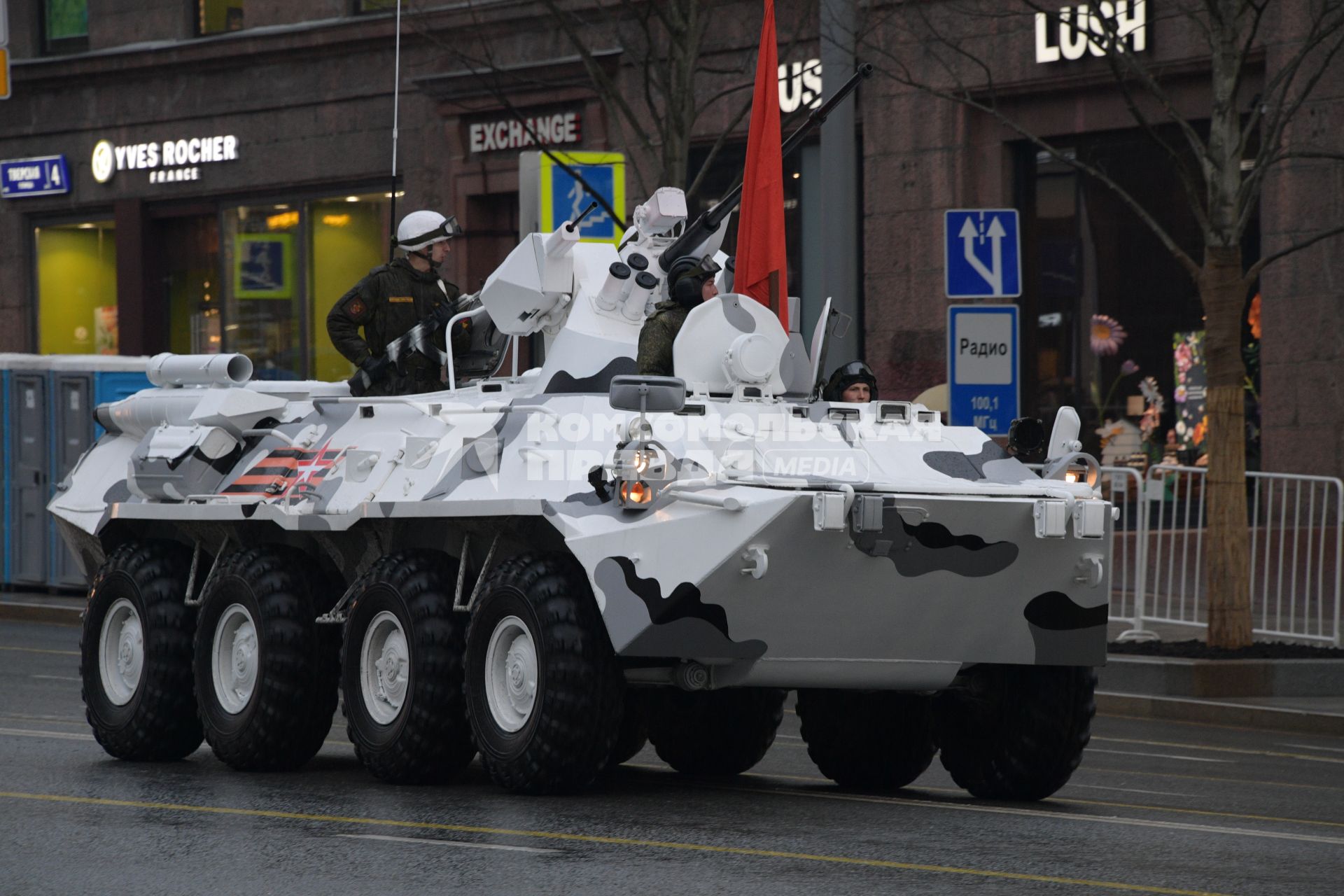 Москва. БТР-82А во время проезда военной техники по Тверской улице перед репетицией парада на Красной площади, посвященного 72-й годовщине Победы в Великой Отечественной войне.