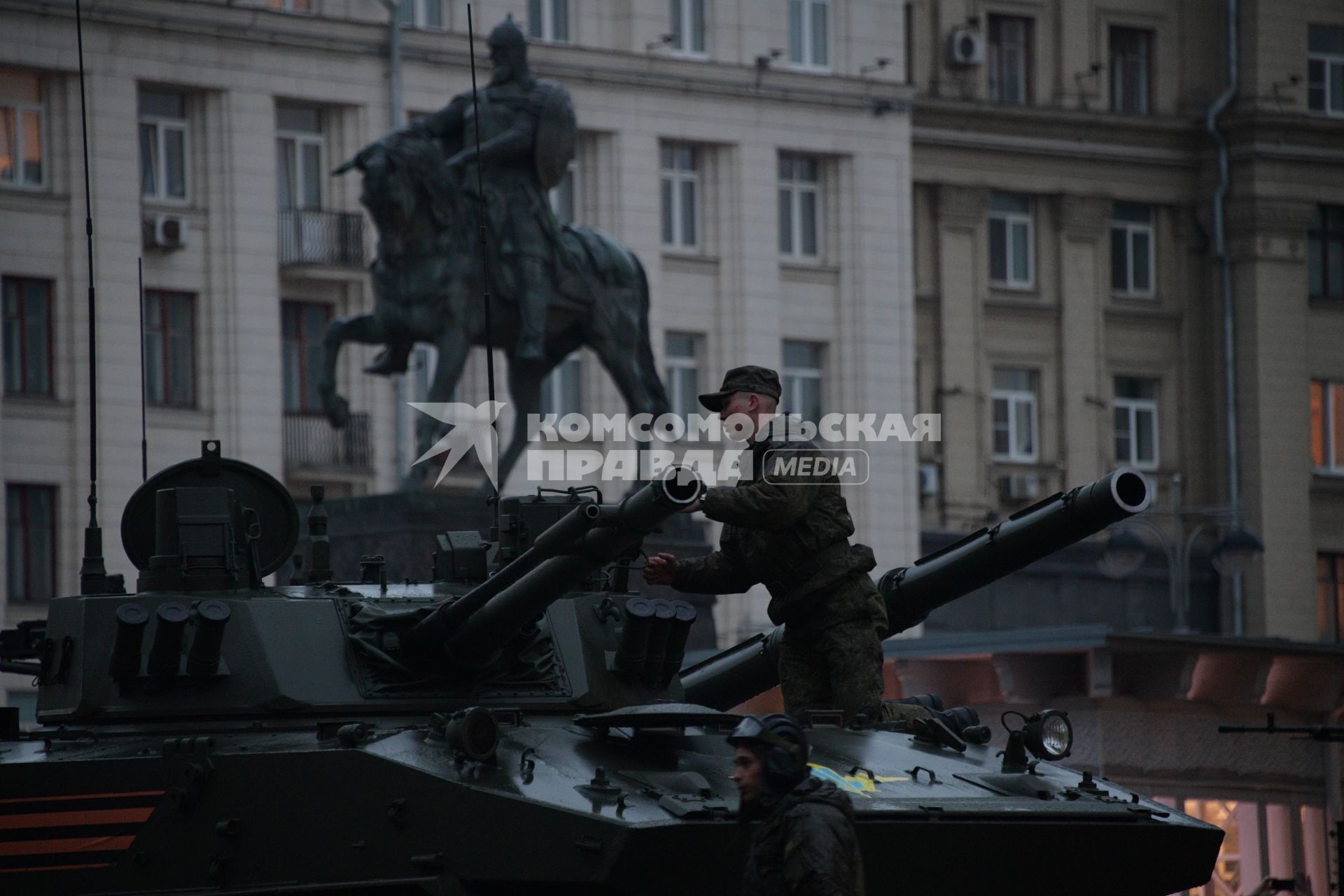 Москва. Боевая гусеничная плавающая машина БМД-4М  во время проезда военной техники по Тверской улице перед репетицией парада на Красной площади, посвященного 72-й годовщине Победы в Великой Отечественной войне.