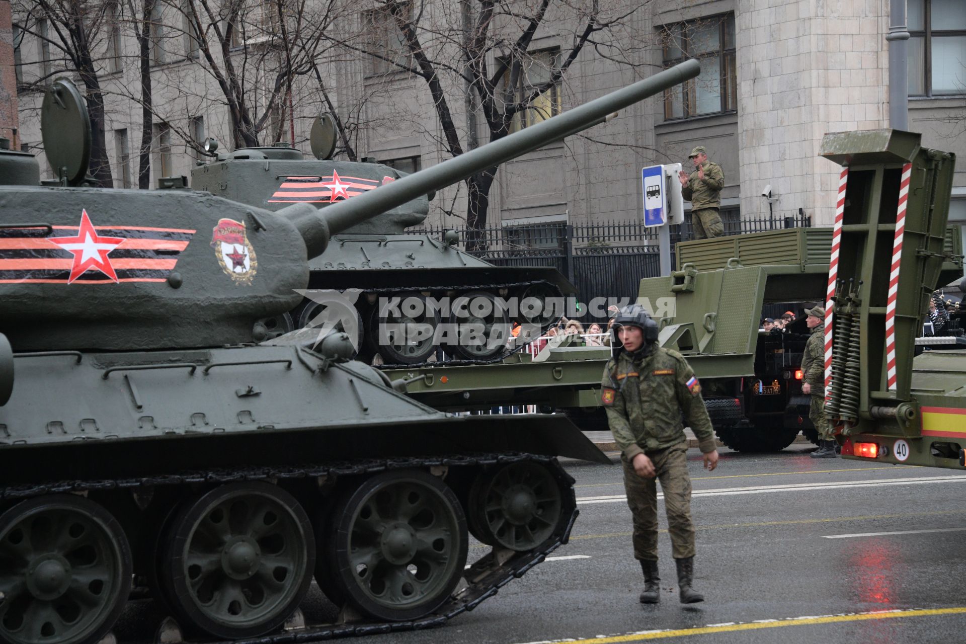 Москва. Танк Т-34-85  во время проезда военной техники по Тверской улице перед репетицией парада на Красной площади, посвященного 72-й годовщине Победы в Великой Отечественной войне.