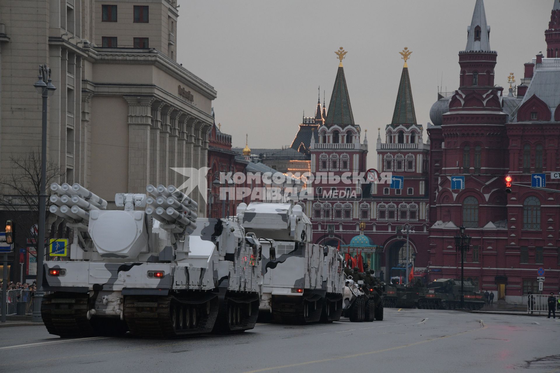 Москва.  Зенитный ракетно-пушечный комплекс `Панцирь-СА` и  зенитно-ракетный комплекс `Тор-М2ДТ` на базе вездехода ДТ-30 (слева направо) во время проезда военной техники по Тверской улице перед репетицией парада на Красной площади, посвященного 72-й годовщине Победы в Великой Отечественной войне.