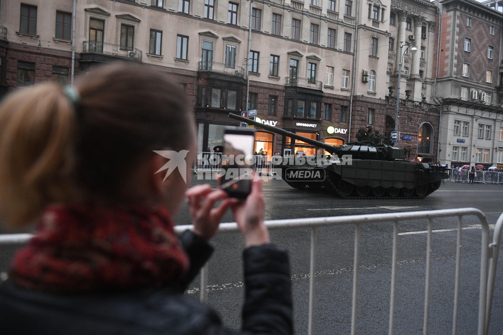 Москва.  Танк  Т-72Б3   во время проезда военной техники по Тверской улице перед репетицией  парада на Красной площади, посвященного 72-й годовщине Победы в Великой Отечественной войне.