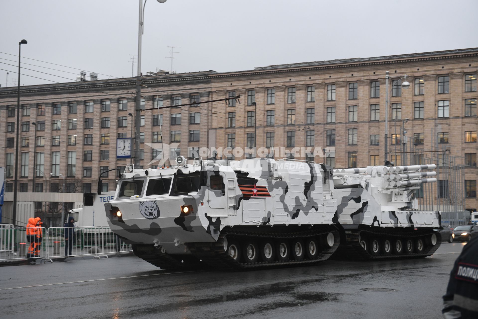 Москва. Зенитно-ракетный комплекс `Панцирь-СА`на базе вездехода ДТ-30  во время проезда военной техники по Тверской улице перед репетицией  парада на Красной площади, посвященного 72-й годовщине Победы в Великой Отечественной войне.