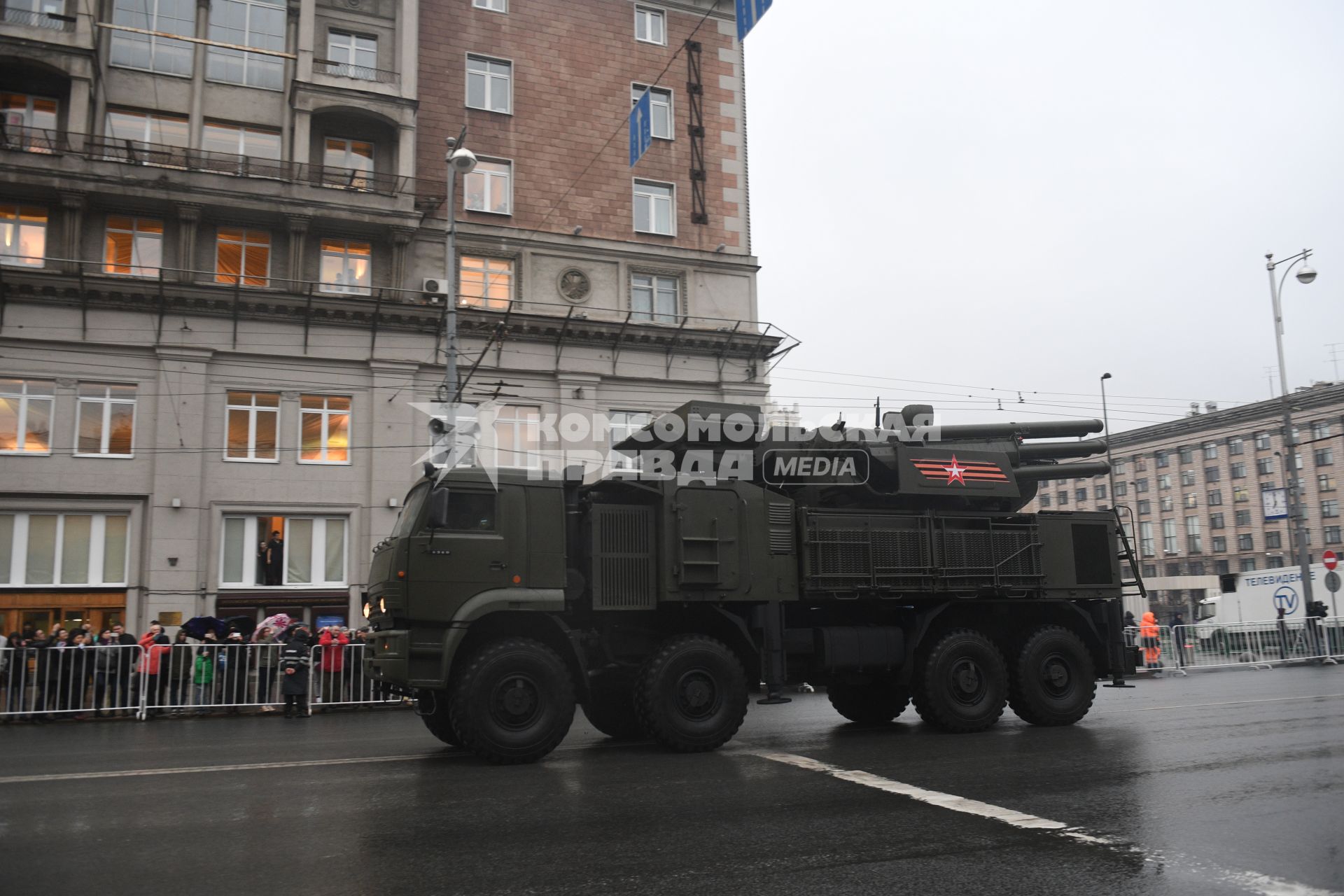 Москва.   ЗРПК `Панцирь-С`  во время проезда военной техники по Тверской улице перед репетицией  парада на Красной площади, посвященного 72-й годовщине Победы в Великой Отечественной войне.
