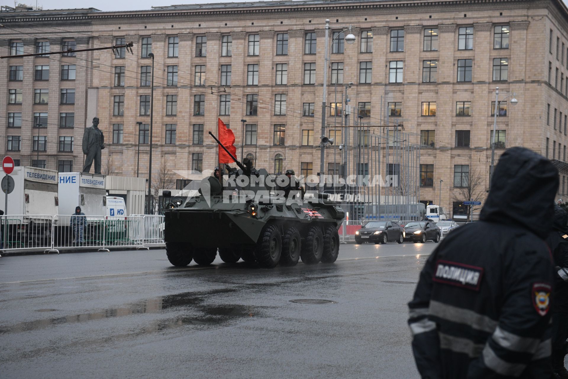 Москва. БТР-82А  во время проезда военной техники по Тверской улице перед репетицией  парада на Красной площади, посвященного 72-й годовщине Победы в Великой Отечественной войне.