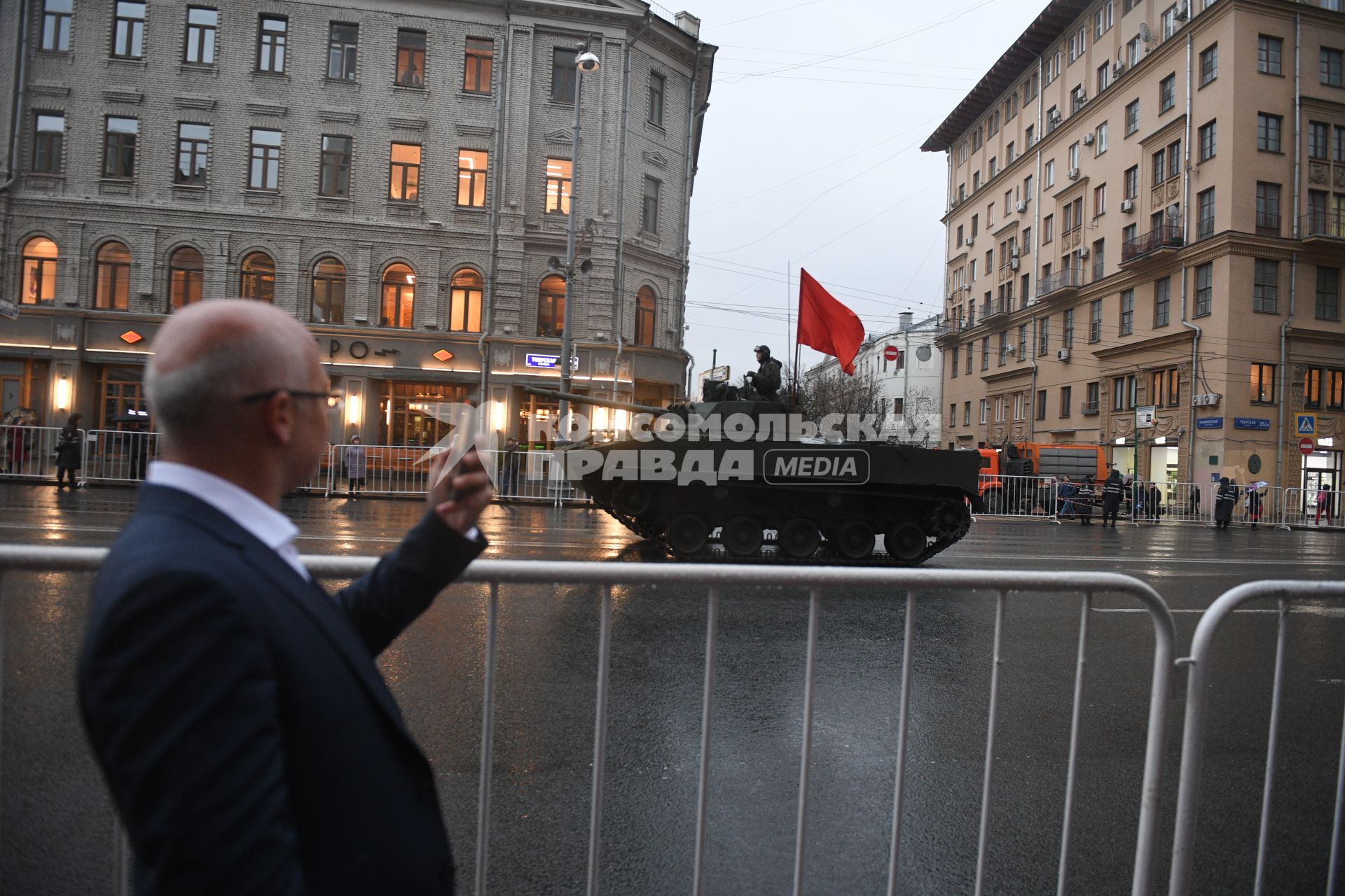 Москва.  Боевая машина десанта БМД-4 во время проезда военной техники по Тверской улице перед репетицией  парада на Красной площади, посвященного 72-й годовщине Победы в Великой Отечественной войне.
