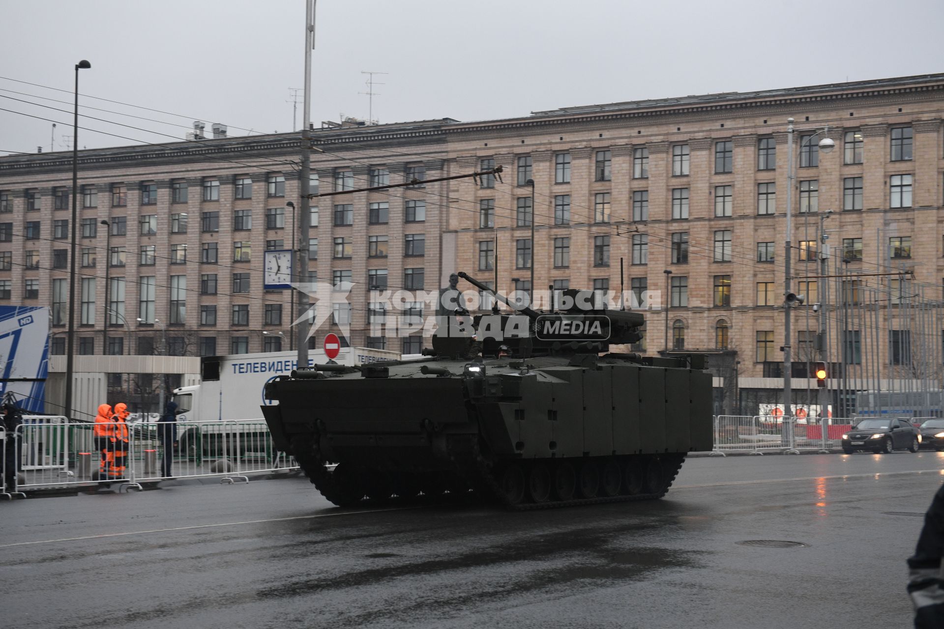 Москва.  БМП `Курганец-25` во время проезда военной техники по Тверской улице перед репетицией  парада на Красной площади, посвященного 72-й годовщине Победы в Великой Отечественной войне.
