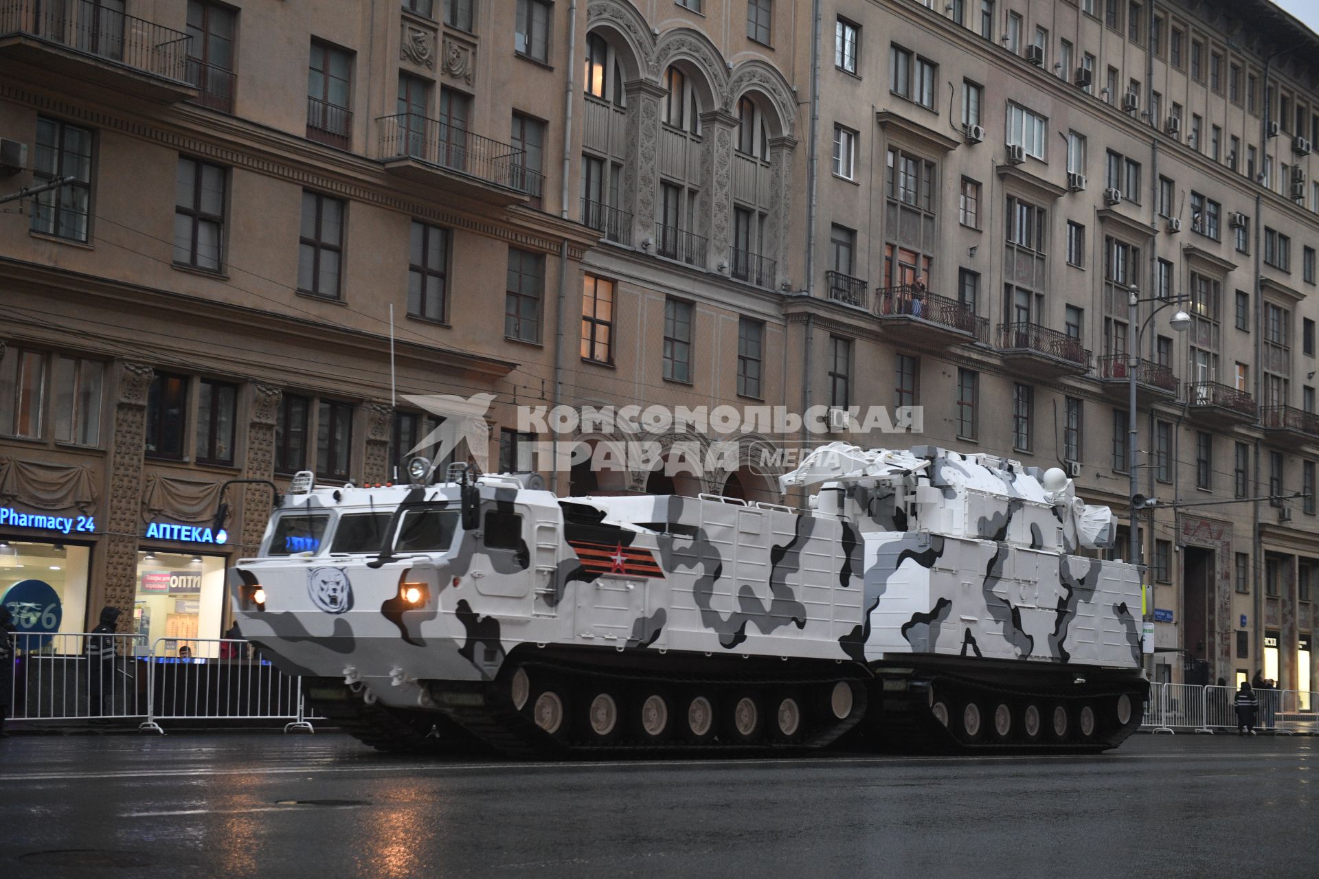 Москва. Зенитно-ракетный комплекс `Тор М2`на базе вездехода ДТ-30  во время проезда военной техники по Тверской улице перед репетицией  парада на Красной площади, посвященного 72-й годовщине Победы в Великой Отечественной войне.