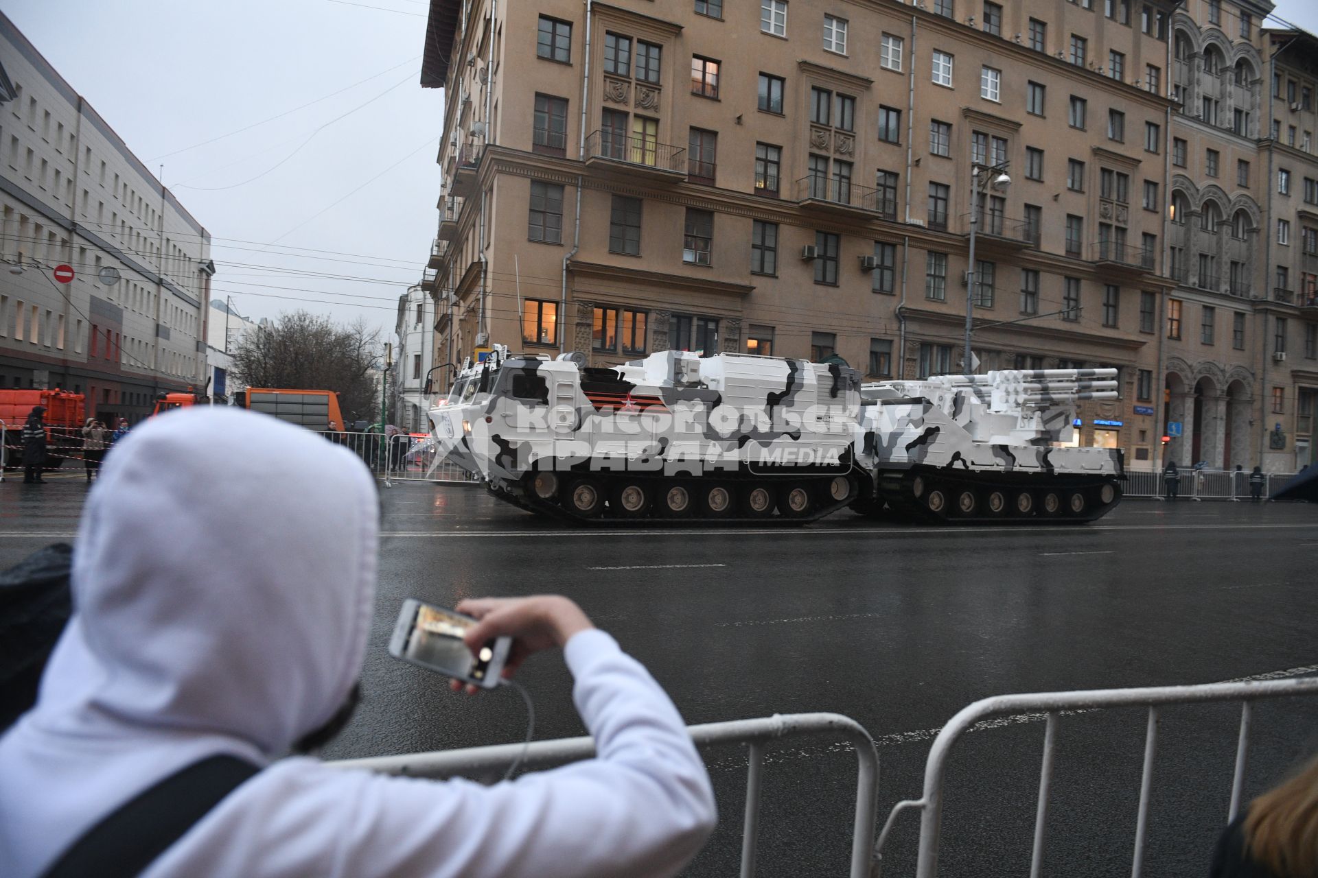Москва. Зенитно-ракетный комплекс `Панцирь-СА`на базе вездехода ДТ-30  во время проезда военной техники по Тверской улице перед репетицией  парада на Красной площади, посвященного 72-й годовщине Победы в Великой Отечественной войне.