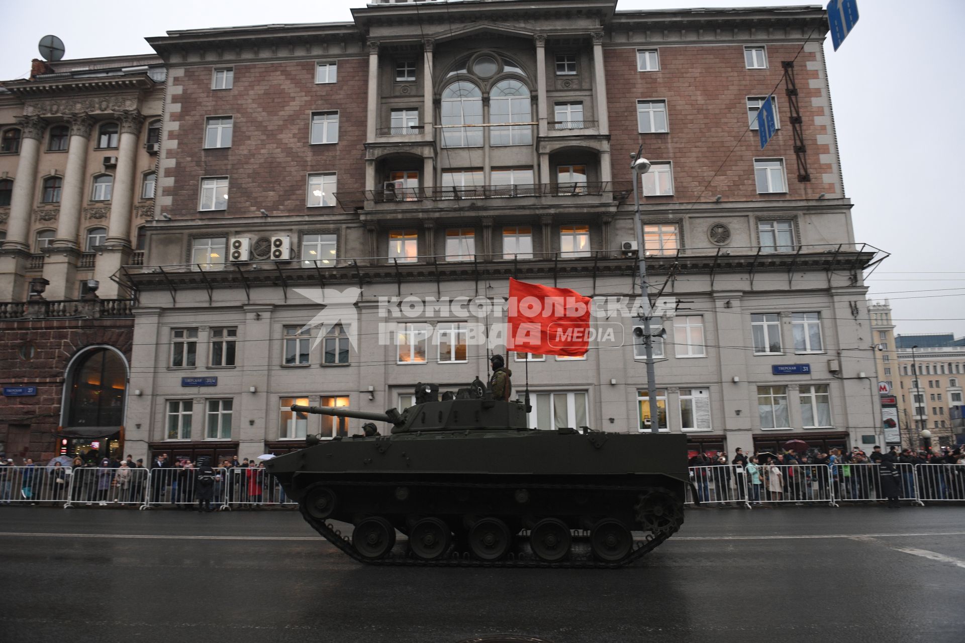 Москва.  Боевая машина десанта БМД-4 во время проезда военной техники по Тверской улице перед репетицией  парада на Красной площади, посвященного 72-й годовщине Победы в Великой Отечественной войне.