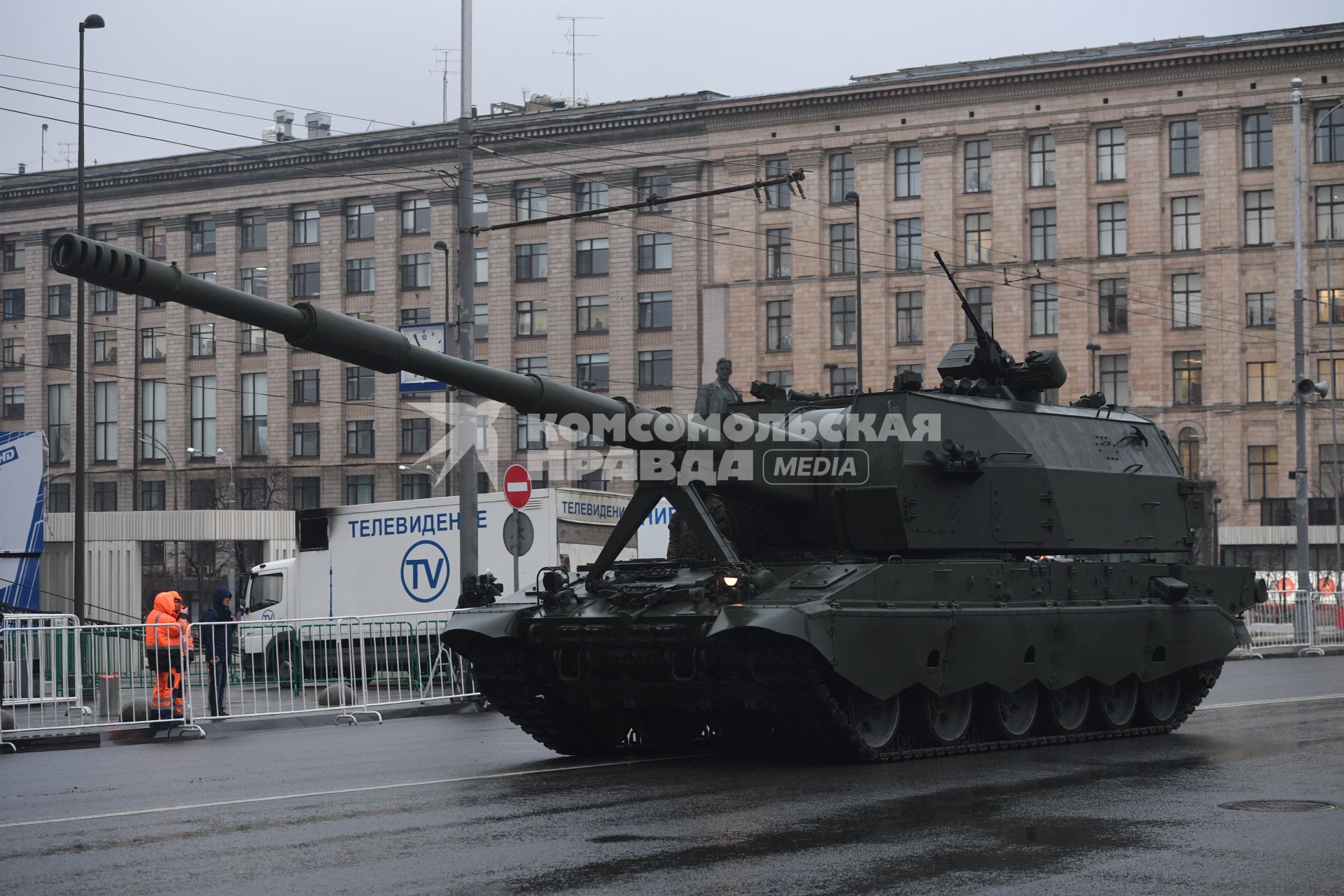 Москва.  Гаубица `Коалиция-СВ` во время проезда военной техники по Тверской улице перед репетицией  парада на Красной площади, посвященного 72-й годовщине Победы в Великой Отечественной войне.