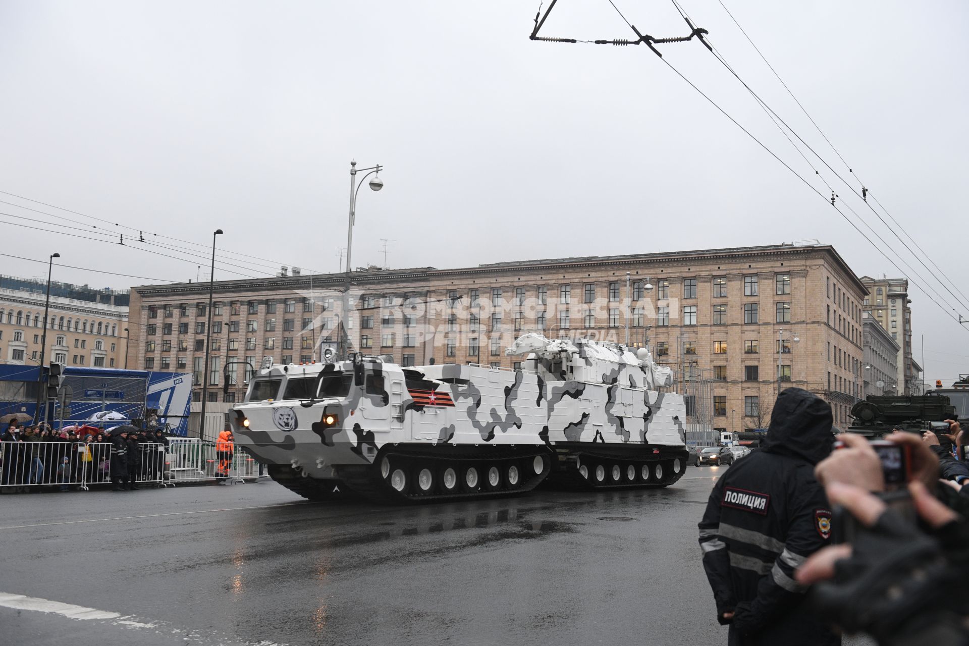 Москва. Зенитно-ракетный комплекс `Тор М2`на базе вездехода ДТ-30  во время проезда военной техники по Тверской улице перед репетицией  парада на Красной площади, посвященного 72-й годовщине Победы в Великой Отечественной войне.