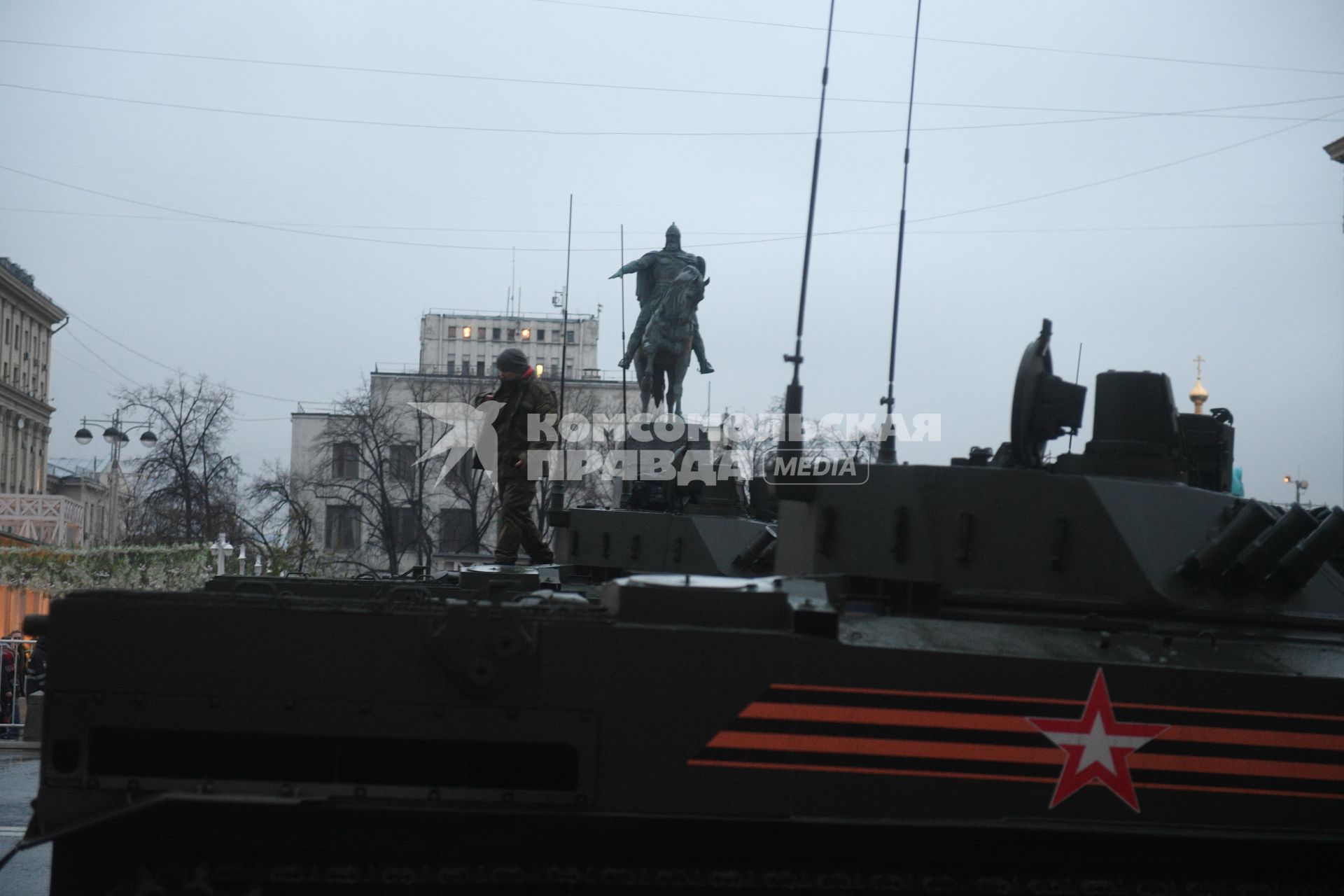 Москва.  Боевая машина десанта БМД-4 М  во время проезда военной техники по Тверской улице перед репетицией  парада на Красной площади, посвященного 72-й годовщине Победы в Великой Отечественной войне.