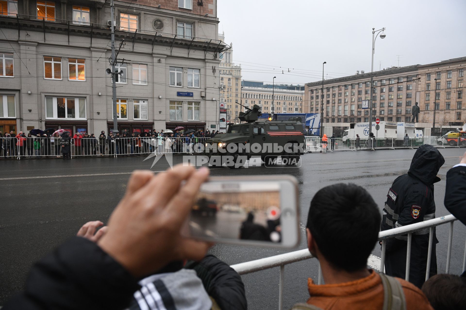 Москва.  Бронемашина `Тигр-М`  во время проезда военной техники по Тверской улице перед репетицией  парада на Красной площади, посвященного 72-й годовщине Победы в Великой Отечественной войне.