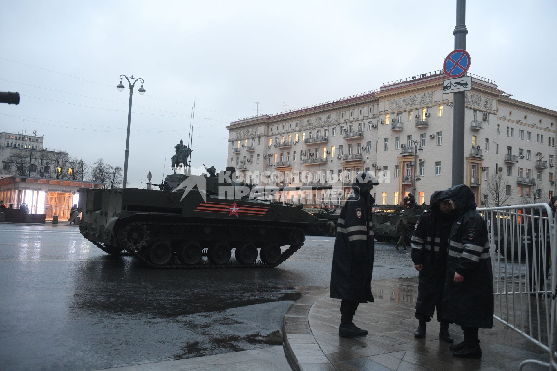 Москва.  Боевая машина десанта БМД-4 М  во время проезда военной техники по Тверской улице перед репетицией  парада на Красной площади, посвященного 72-й годовщине Победы в Великой Отечественной войне.