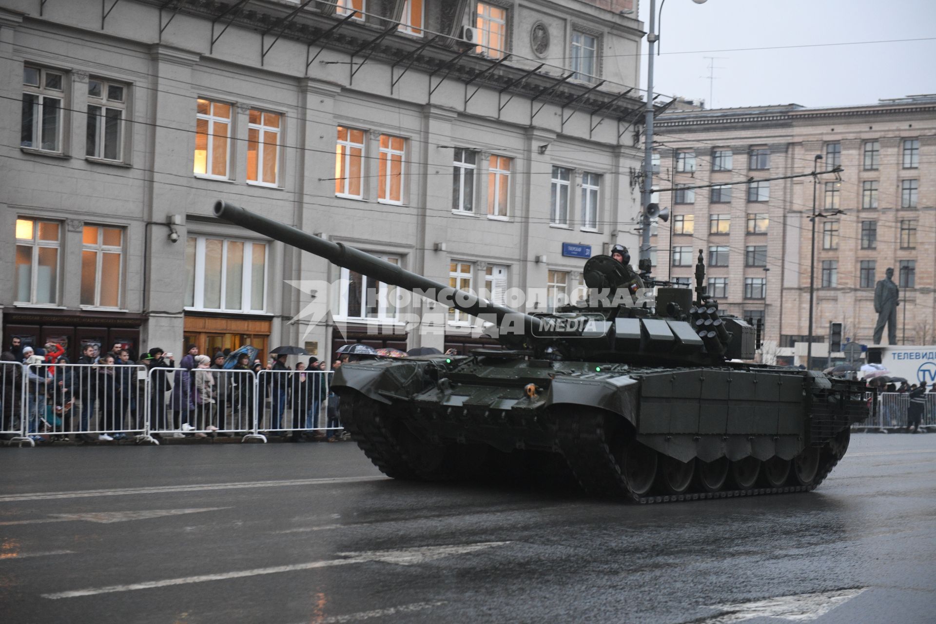 Москва.  Танк  Т-72Б3   во время проезда военной техники по Тверской улице перед репетицией  парада на Красной площади, посвященного 72-й годовщине Победы в Великой Отечественной войне.