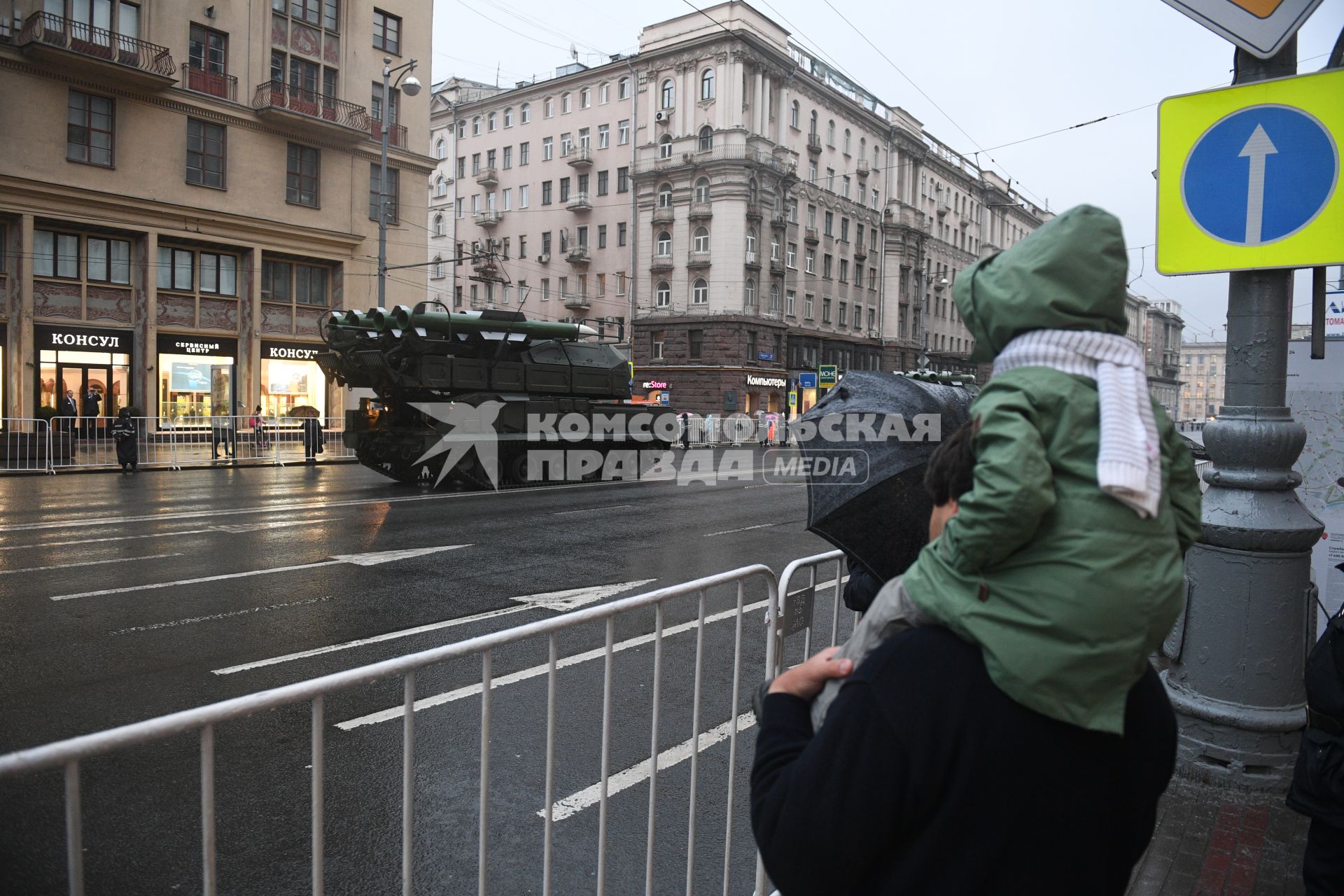 Москва.  Войсковой ракетно-зенитный комплекс `Бук- М2` во время проезда военной техники по Тверской улице перед репетицией  парада на Красной площади, посвященного 72-й годовщине Победы в Великой Отечественной войне.