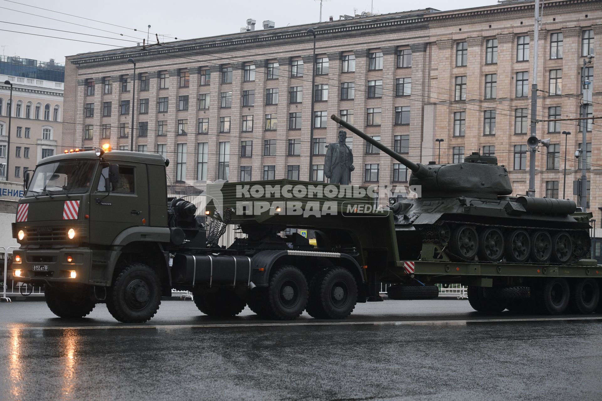 Москва.  Танк  Т-34-85 на платформе КАМАЗа  во время проезда военной техники по Тверской улице перед репетицией  парада на Красной площади, посвященного 72-й годовщине Победы в Великой Отечественной войне.