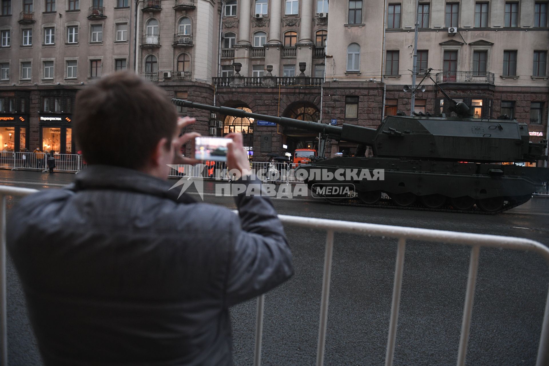 Москва.   Гаубица `Коалиция-СВ`  во время проезда военной техники по Тверской улице перед репетицией  парада на Красной площади, посвященного 72-й годовщине Победы в Великой Отечественной войне.