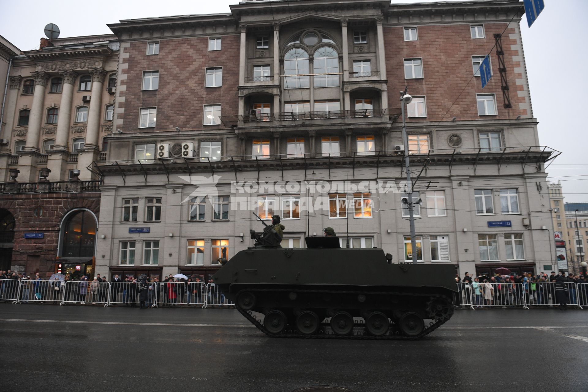 Москва.  Десантный бронетранспортер БТР-МДМ `Ракушка` во время проезда военной техники по Тверской улице перед репетицией  парада на Красной площади, посвященного 72-й годовщине Победы в Великой Отечественной войне.