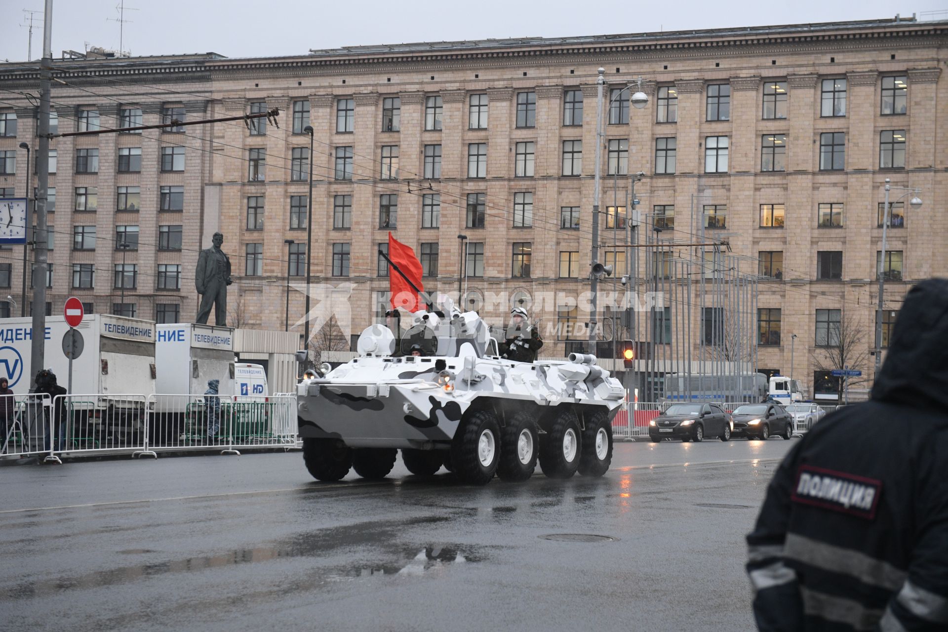 Москва. БТР-82А  во время проезда военной техники по Тверской улице перед репетицией  парада на Красной площади, посвященного 72-й годовщине Победы в Великой  Отечественной войне.