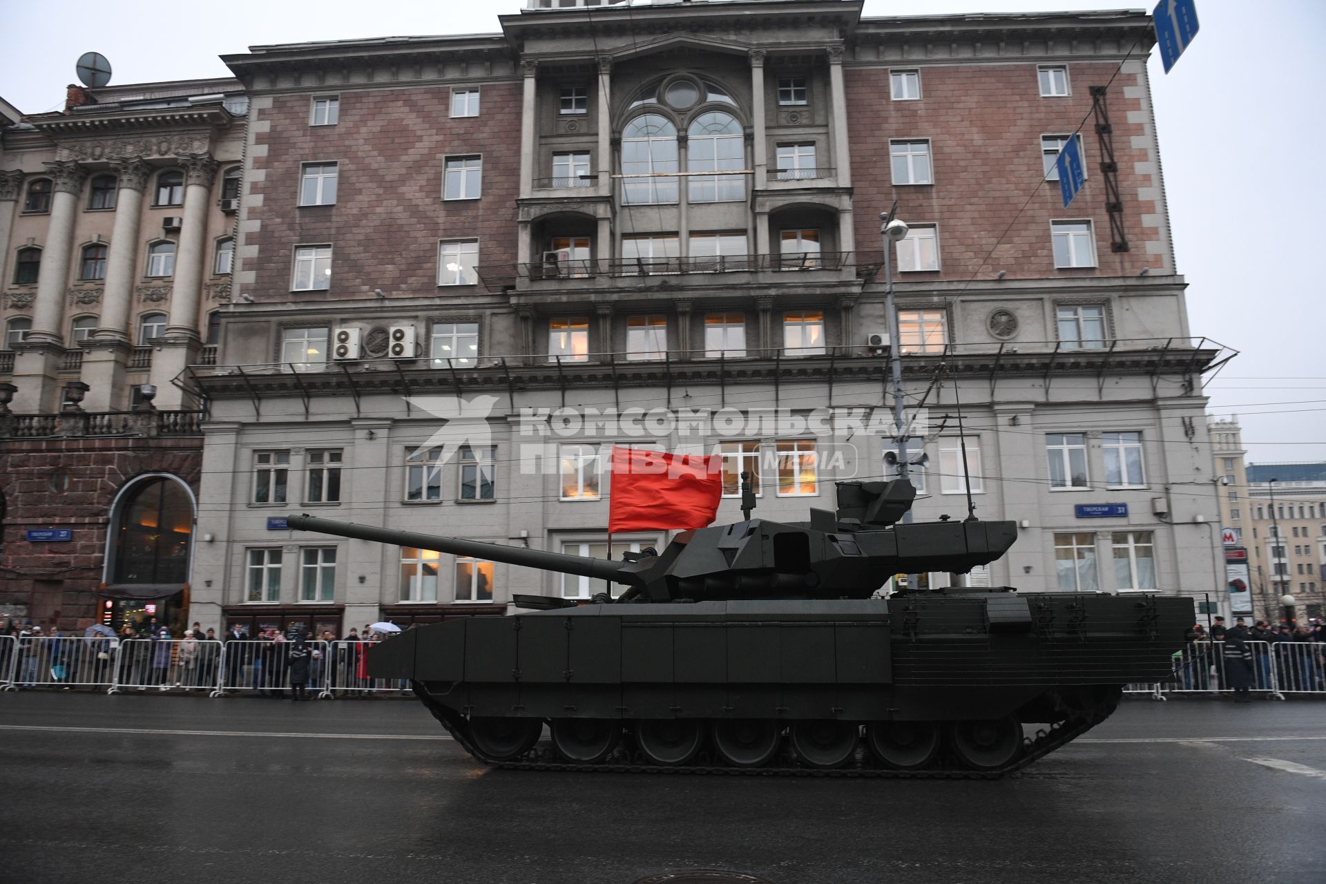 Москва.  Танк Т-14 `Армата` во время проезда военной техники по Тверской улице перед репетицией  парада на Красной площади, посвященного 72-й годовщине Победы в Великой  Отечественной войне.