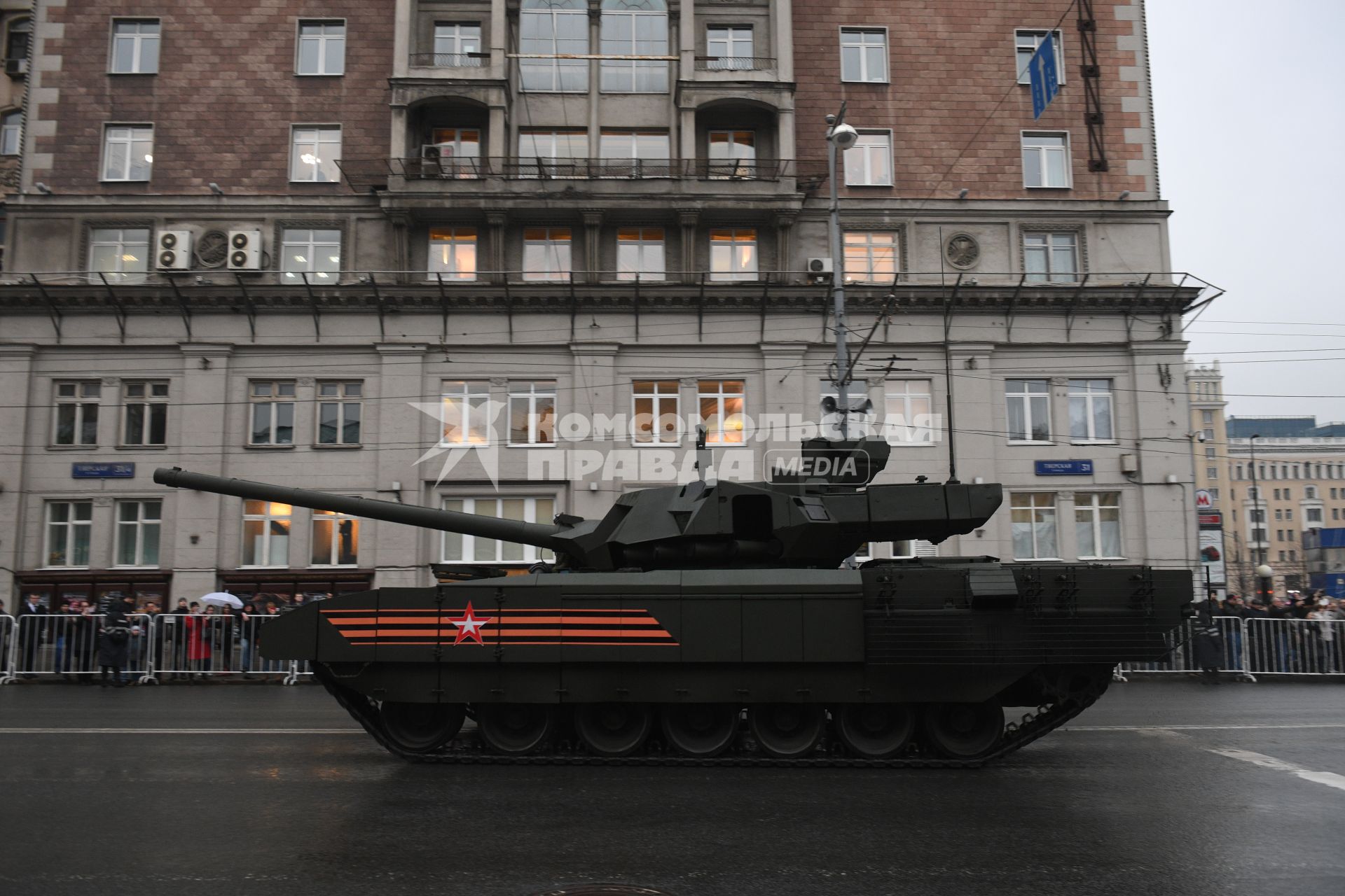 Москва.  Танк Т-14 `Армата` во время проезда военной техники по Тверской улице перед репетицией  парада на Красной площади, посвященного 72-й годовщине Победы в Великой Отечественной войне.
