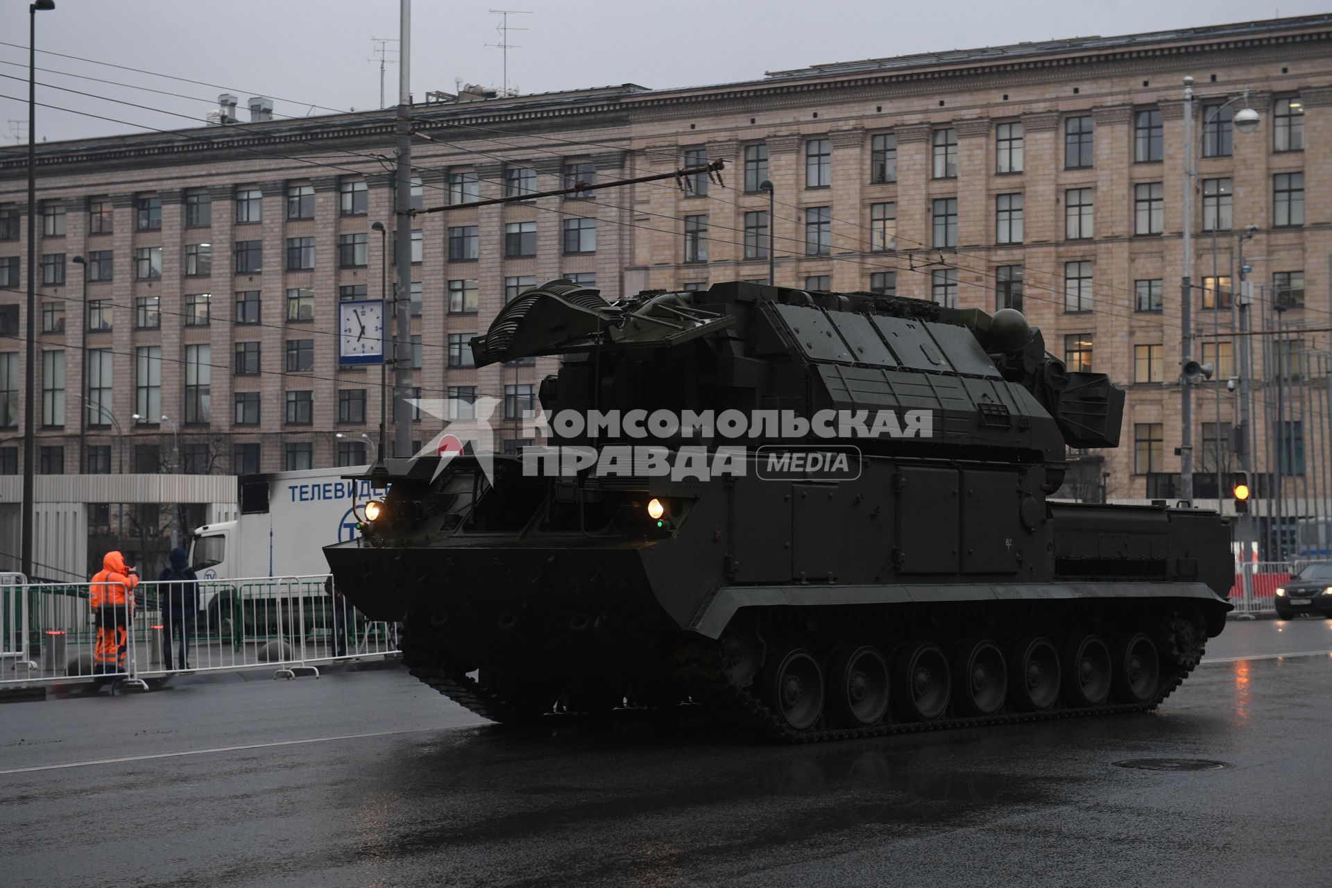 Москва.  Зенитный ракетный  комплекс `ТОР-М2У` во время проезда военной техники по Тверской улице перед репетицией  парада на Красной площади, посвященного 72-й годовщине Победы в Великой Отечественной войне.
